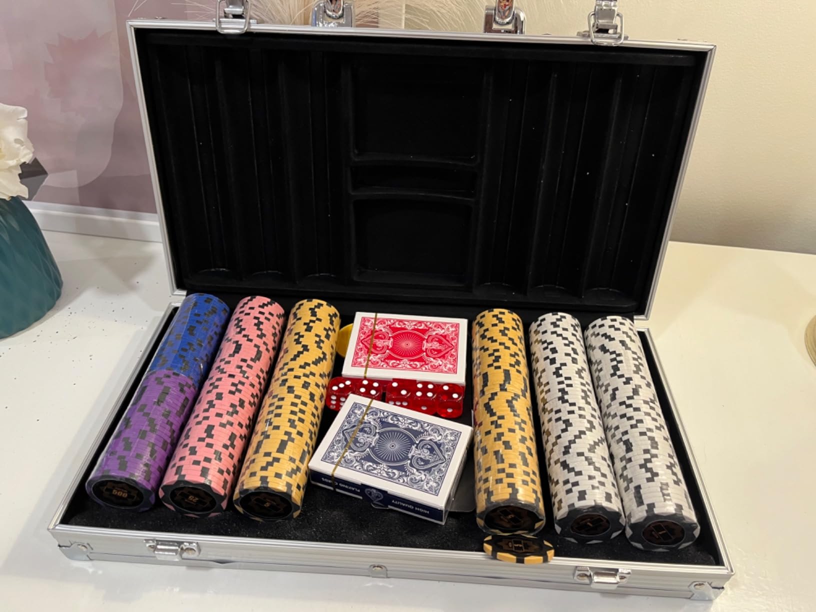 HEITOK Clay Poker Chip Set for Texas Hold'em, 300 PCS with Denominations, 14g Professional Casino Blackjack Set, high-end Carrying case with Leather Interior Design and German Polycarbonate Shell customer photo 1