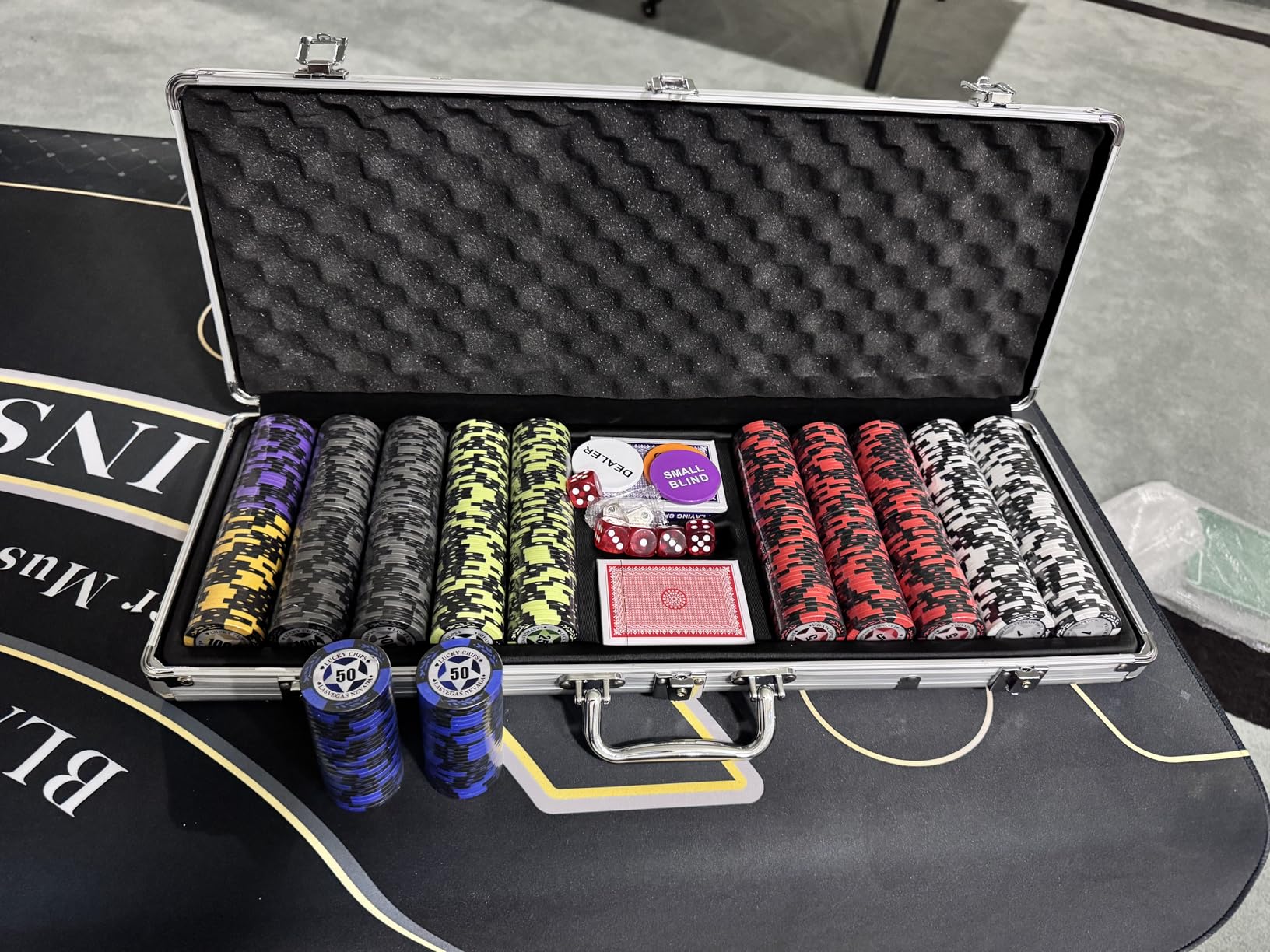 ORIENGEAR Poker Chip Set with Denominations, 500 PCS 14 Gram Clay Composite Casino Chips with Aluminum Case, 2 Decks of Cards and Game Tablecloth, for Texas Holden Blackjack Gambling Games customer photo 1
