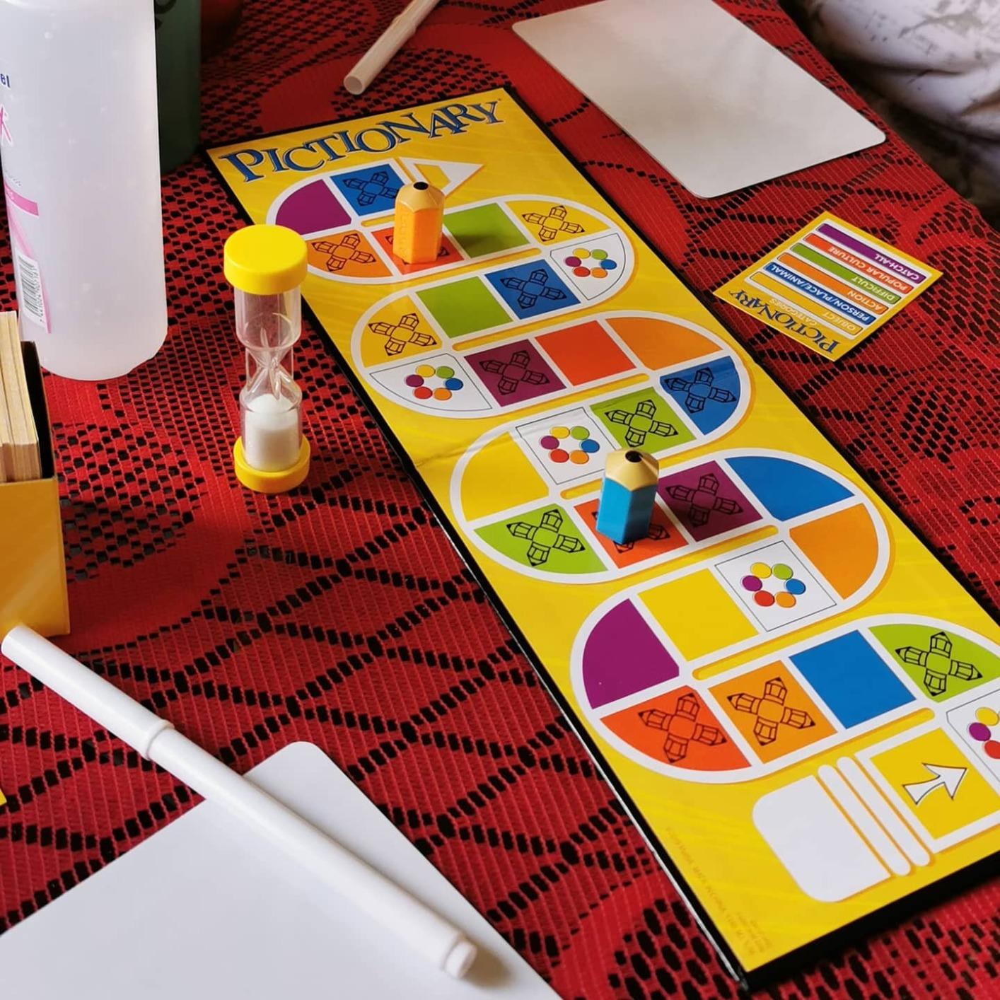 Mattel Games Pictionary Pic-Tato Drawing Game with 'Hot Potato' that Talks & Plays Music, Includes Erasable Markers & Boards, 3-8 Players Ages 8+ customer photo 2