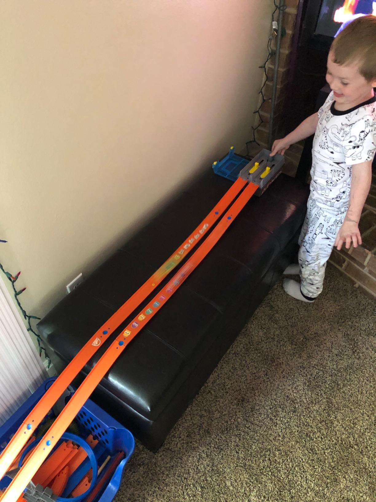 Hot Wheels Toy Cars & Track Set, Race Case Playset with 2 Vehicles in 1:64 Scale, Dual Launcher for Side-By-Side Racing & Portable Storage Container customer photo 2