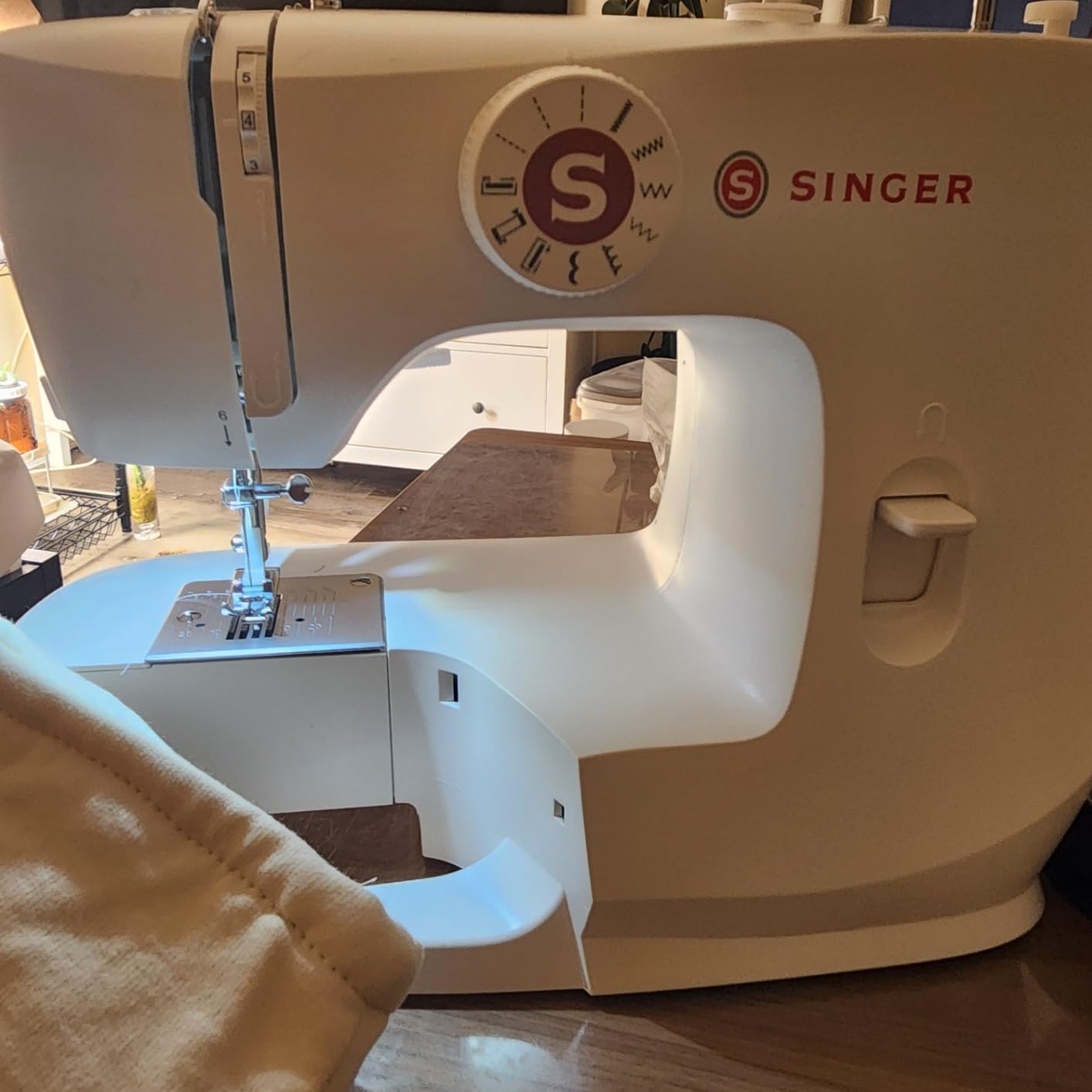 SINGER MX60 Lightweight & Portable Sewing Machine with Accessory Kit & Foot Pedal | 6 Built-In Stitches Deliver 57 Stitch Applications | LED Light & 4-Step Buttonhole customer photo 2