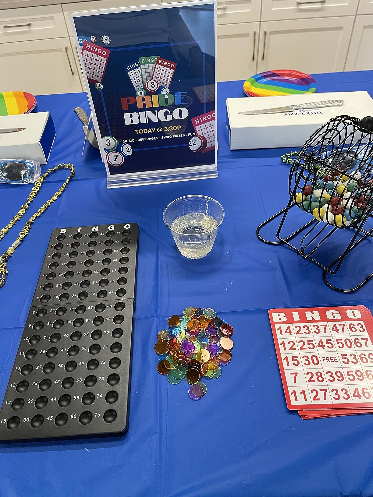 JUNWRROW Deluxe Bingo Game Set - 6 Inch Metal Cage, Master Board, 75 Colored Balls, 50 Bingo Cards, 500 Color Mix Chips and 2 Bags customer photo 1