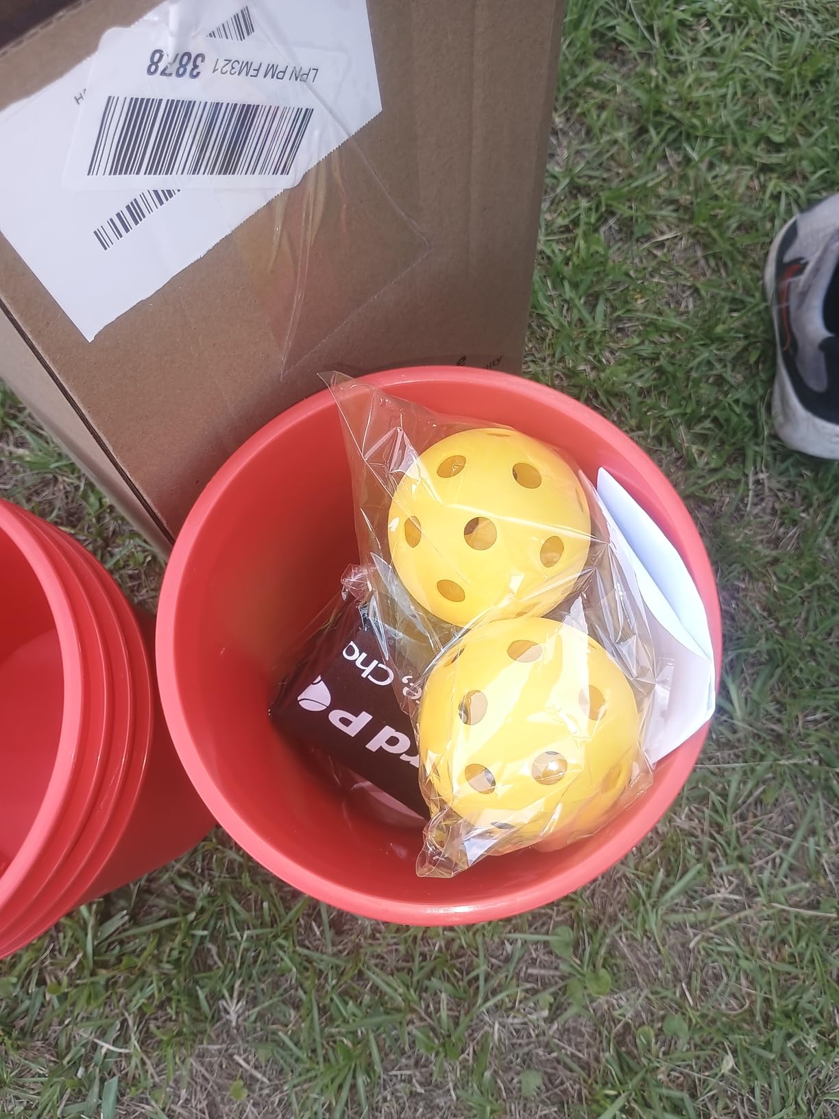 Aivalas Yard Pong Outdoor Games, Giant Yard Games Set with 12 Buckets and Balls customer photo 1