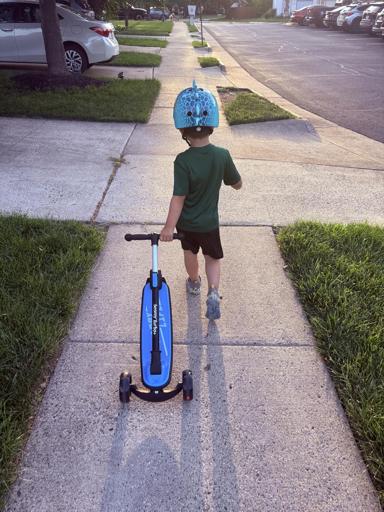 Besrey Kick Scooter for Kids Ages 3-10, 3-Wheel Folding Scooter with Adjustable Height, LED Light Wheels, Extra Wide Deck for Outdoor Activities customer photo 1