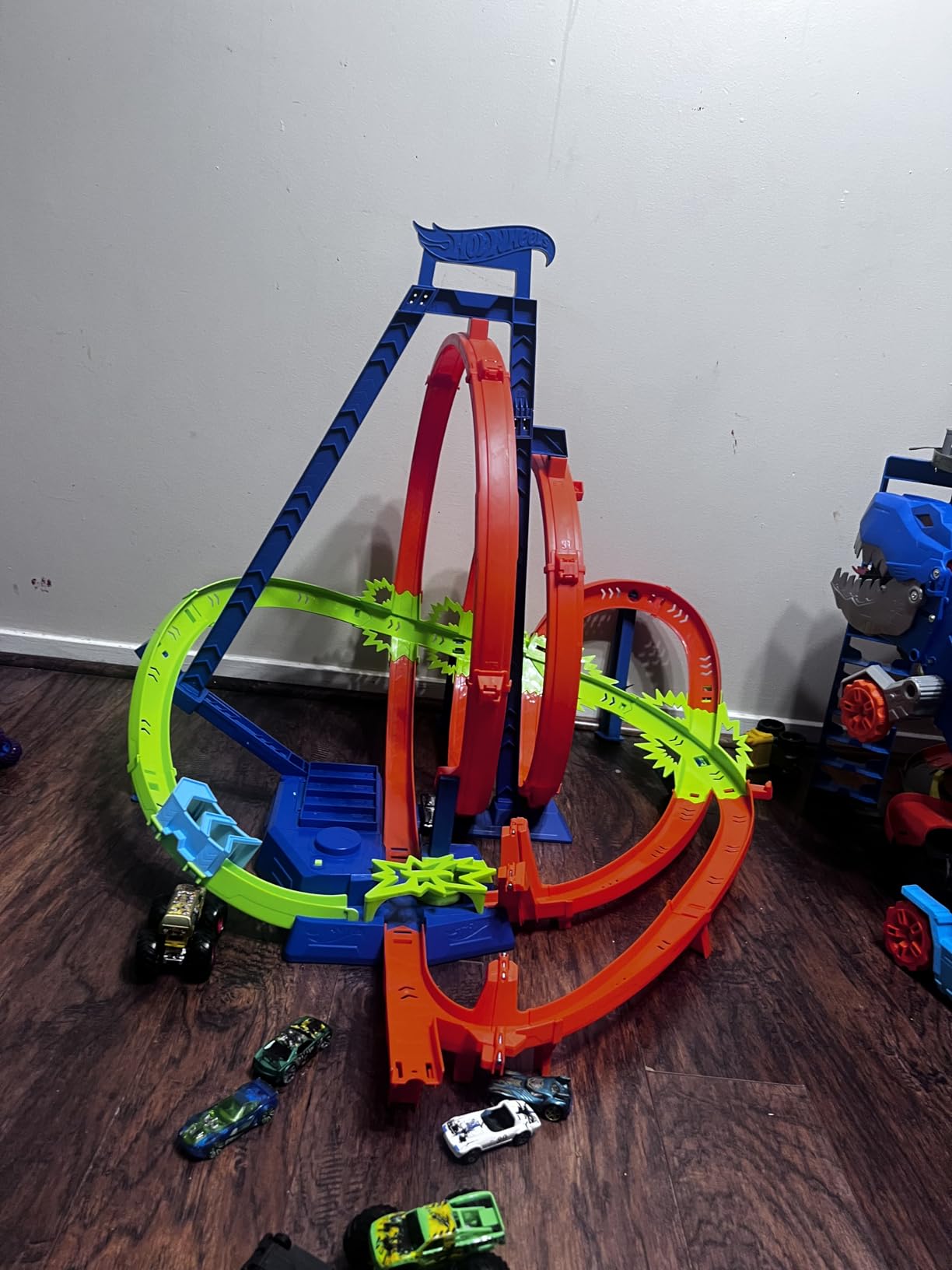Hot Wheels Track Set, Epic Crash Dash with 5 Crash Zones, Motorized Booster and 1 Hot Wheels 1:64 Scale Toy Car, Easy Storage (Amazon Exclusive) customer photo 1