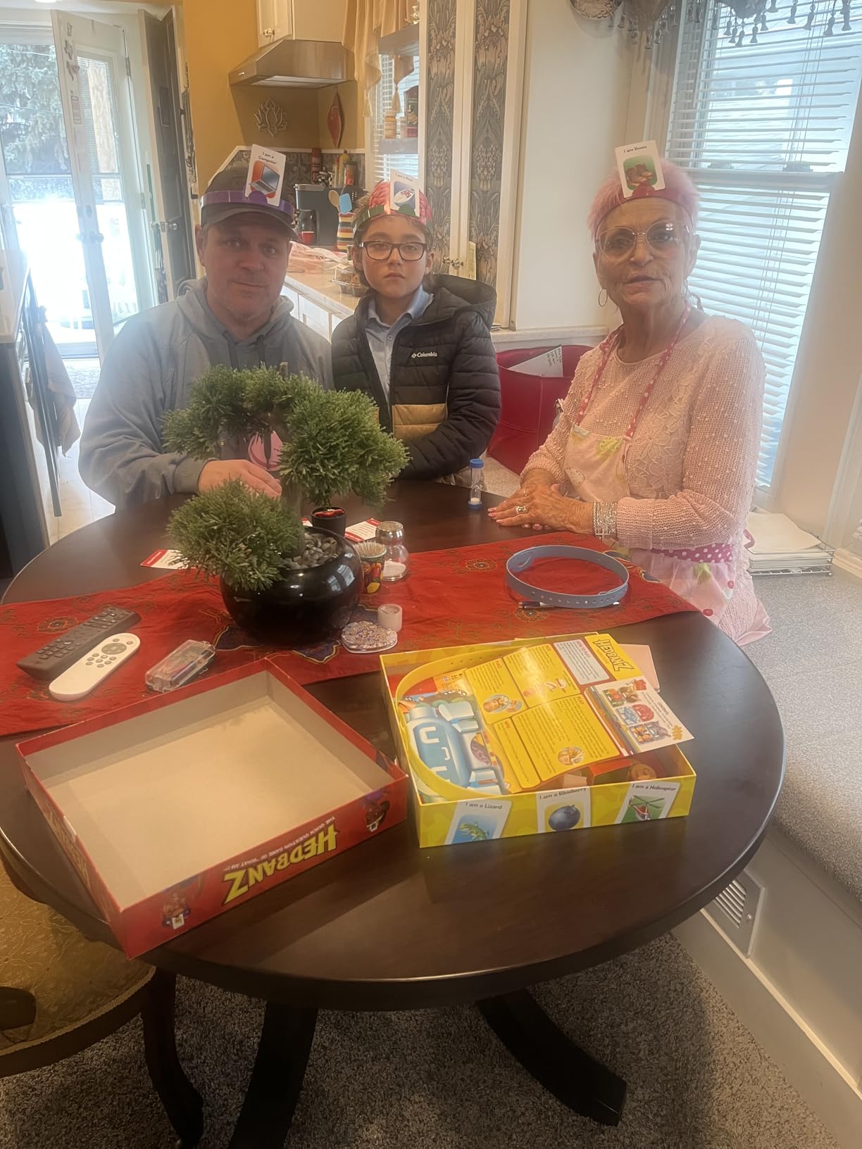 Spin Master Games, Hedbanz 2023 Edition with New Cards, Picture Guessing Board Game, for Family & Kids, 2-6 Players, for Ages 6 & Up customer photo 1