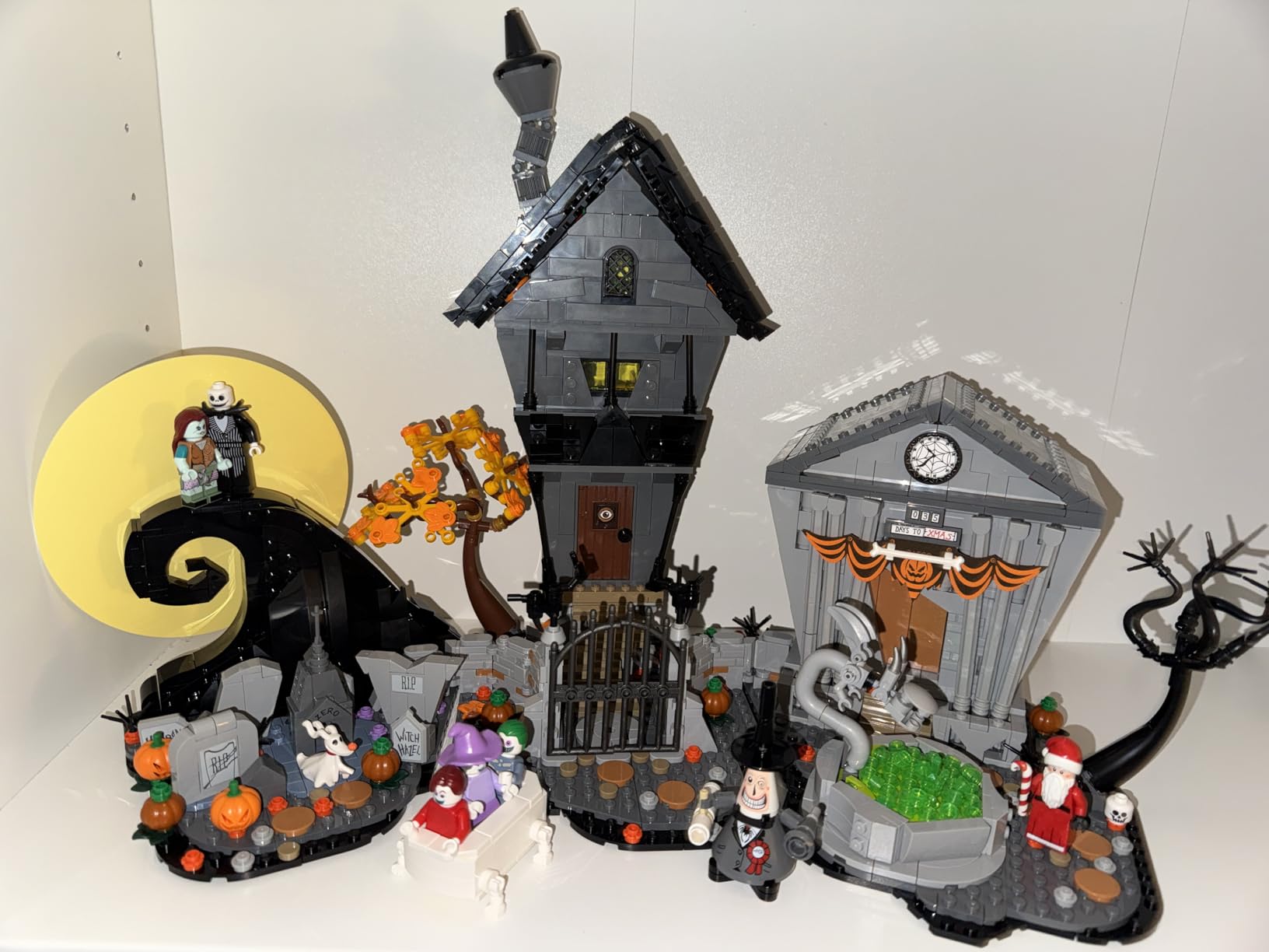 LEGO Disney Tim Burton's The Nightmare Before Christmas Decor - Building Set for Adults for Display, Ages 18+ - Collectible DIY Craft for Fans of Iconic Movie with Minifigures Included - 21351 customer photo 1