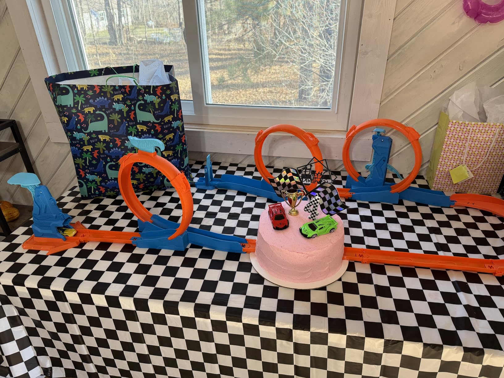 Hot Wheels Toy Car Track Set, Triple Loop Pack & 1:64 Scale Vehicle, Track-Building Components with 3 Loops, Speed Snap Tracks & Adapters customer photo 1