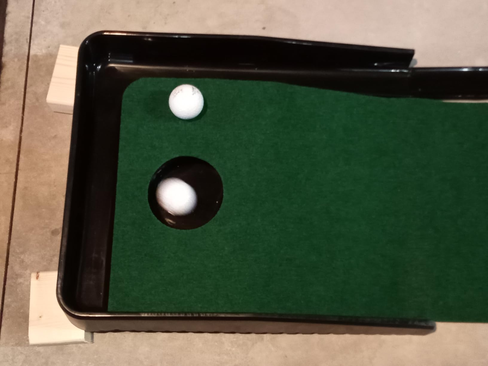 Amazon Basics Golf Putting Mat with Automatic Ball Return customer photo 1