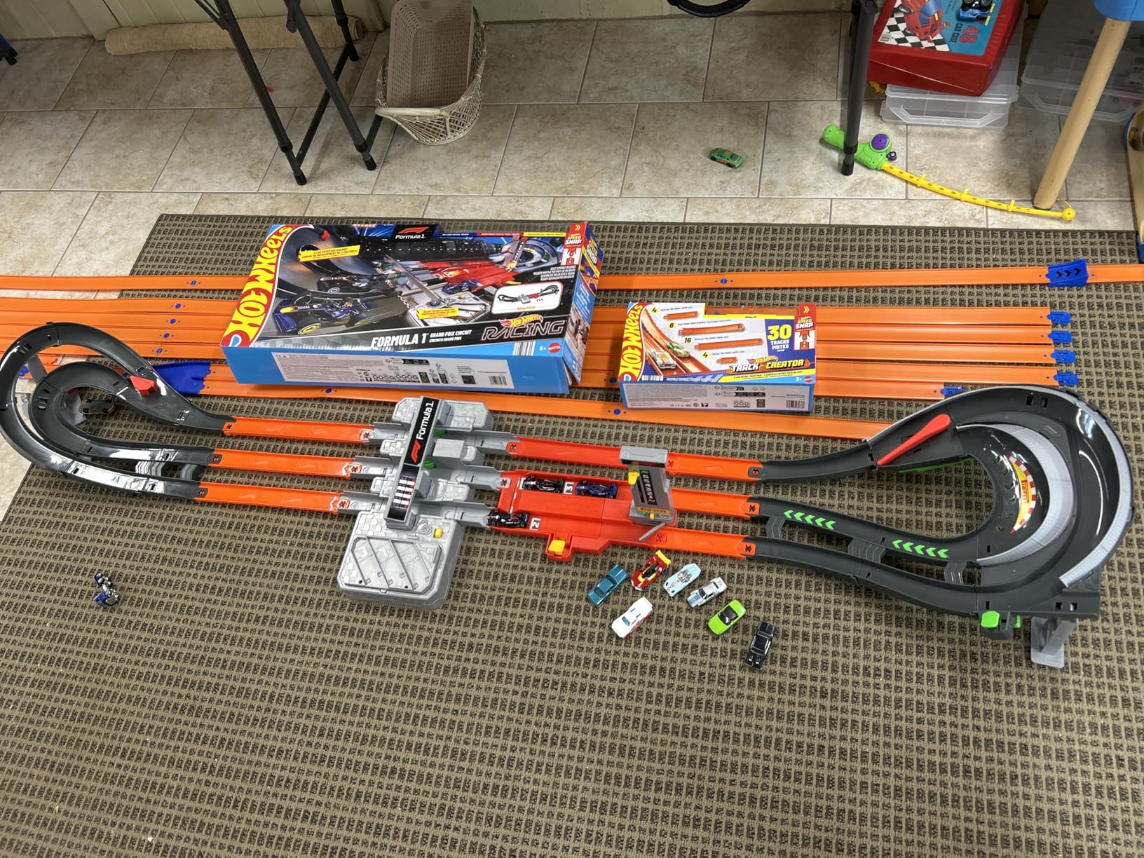 Hot Wheels Toy Car Track Set, Formula 1 Grand Prix Circuit Track Set with 3 1:64 Scale Die-Cast Toy Cars, Two Modes of Racing with a Motorized Booster customer photo 2