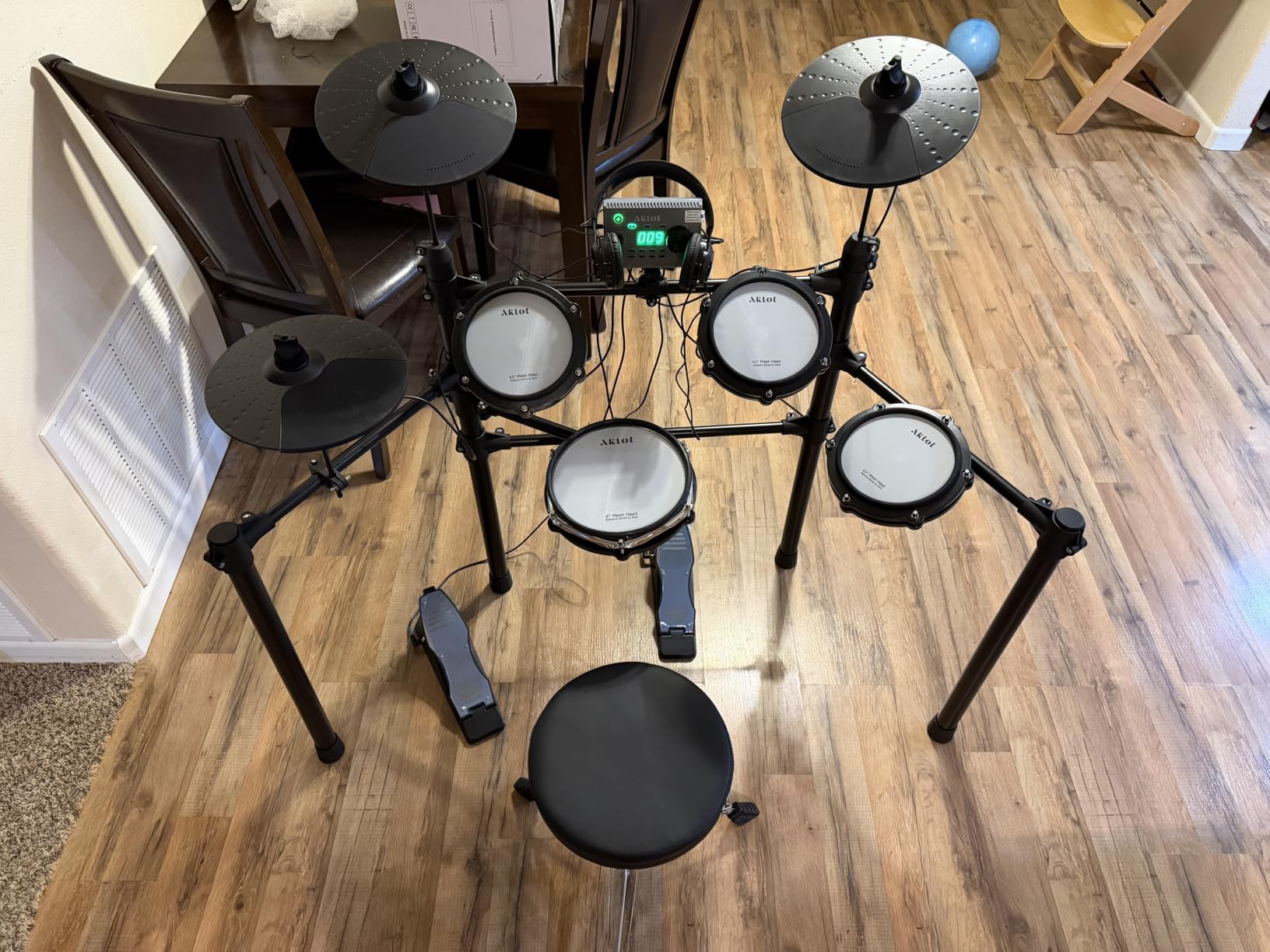 AKLOT Multi-Zone Electric Drum Set: 4 Dual-Trigger Quiet Mesh Drums, 360 Sounds, 10 User Kits, Cymbals with Choke, Electronic Drum Set with Throne, Headphones, Lesson Book for Beginner (B-CORE530Pro) customer photo 2