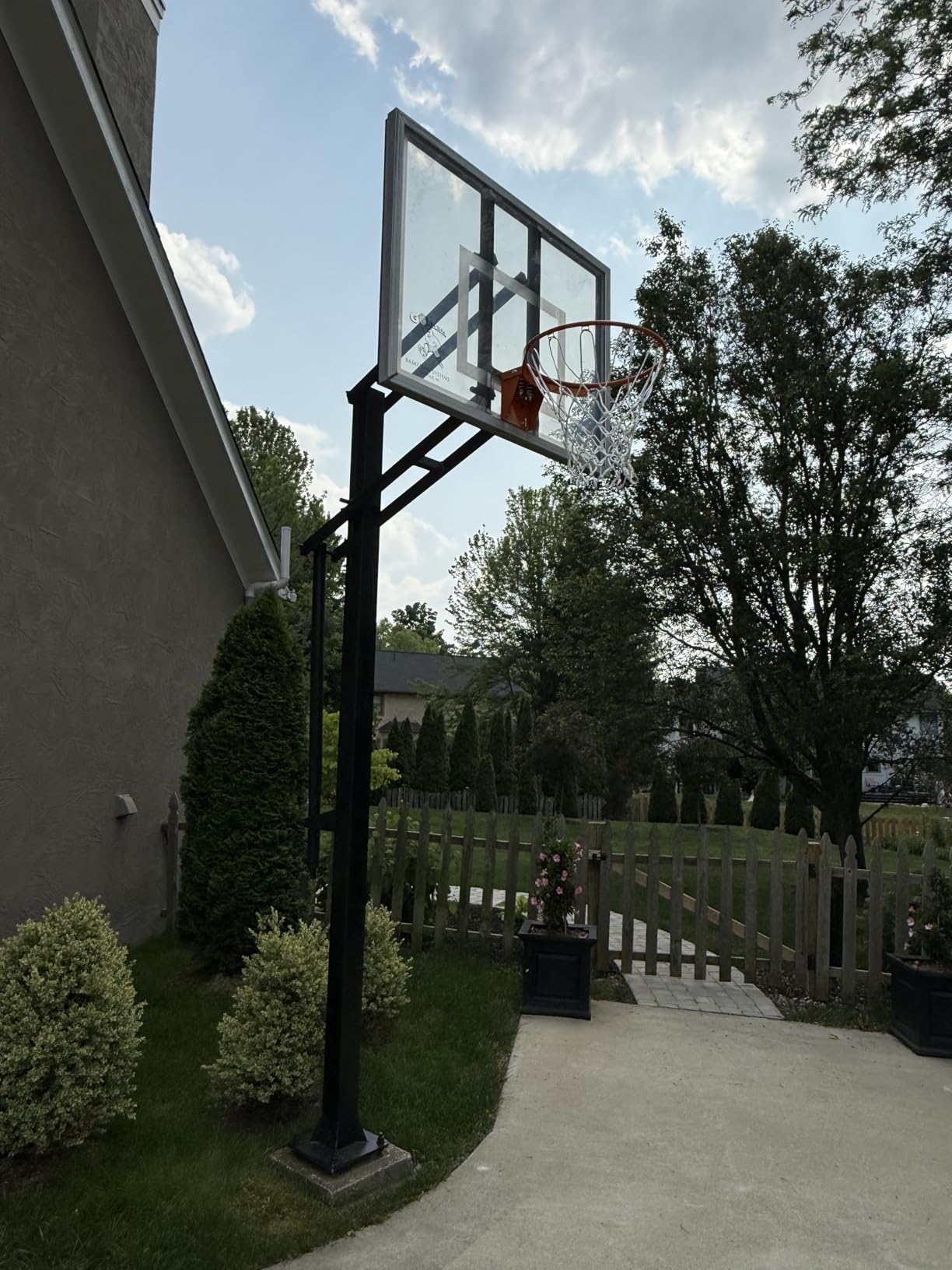 VEVOR Basketball Hoop, 44/54 Inch PC Backboard Wall Mounted, Basketball Portable Hoop & Goal, Indoor & Outdoor with Hand-Crank Adjustment customer photo 2