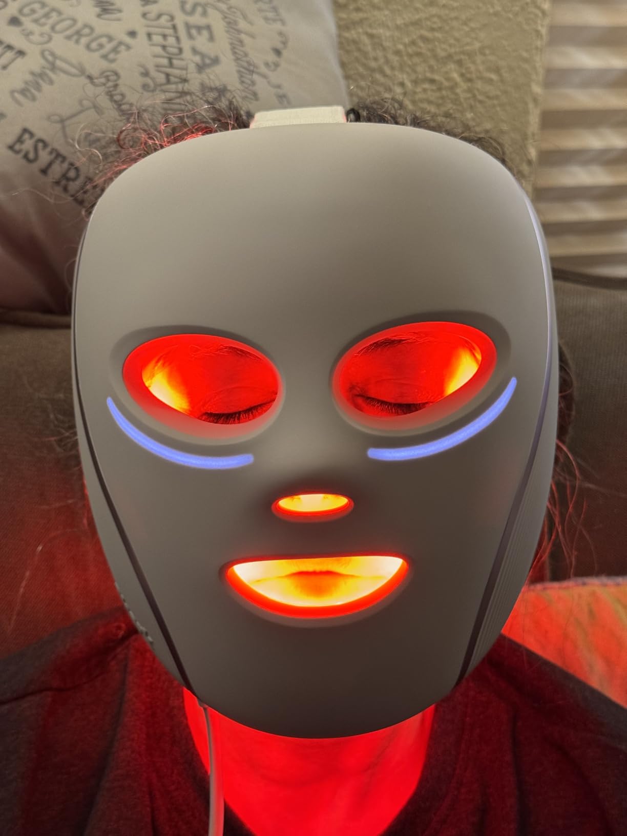 Shark CryoGlow LED Face Mask with Under-Eye Cooling, Anti-Ageing & Blemish Repair, Red & Blue LED, Infrared Light Therapy, USB-C, Remote Control, Storage Bag, Blue Frost customer photo 1