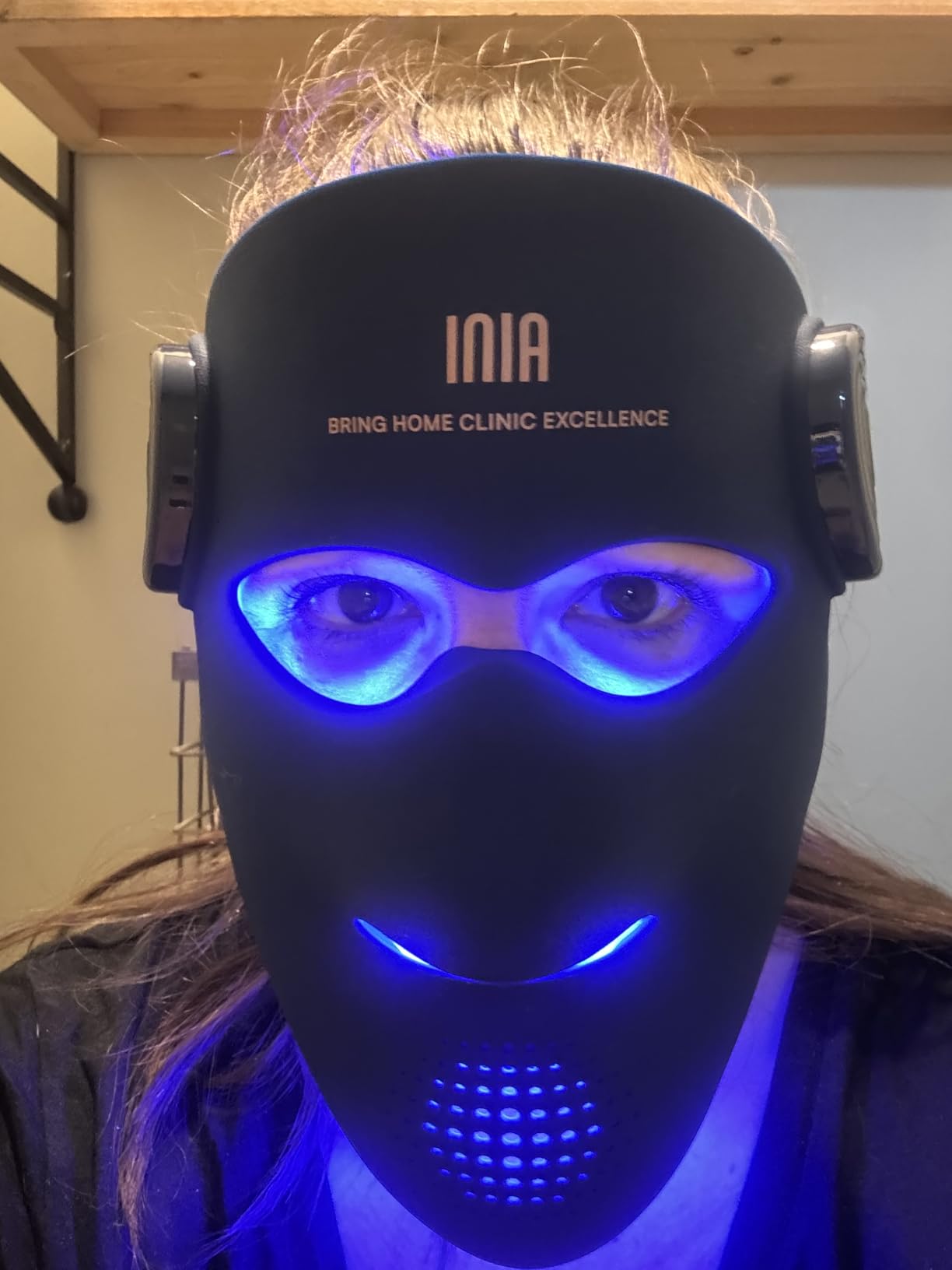 INIA Glow 4D Wireless Red Light Therapy Mask for face - Dual NIR, 320 LEDs, 4 Modes, Under-Eye Cooling, Cordless & Rechargeable LED Face Mask for Home & Travel customer photo 1