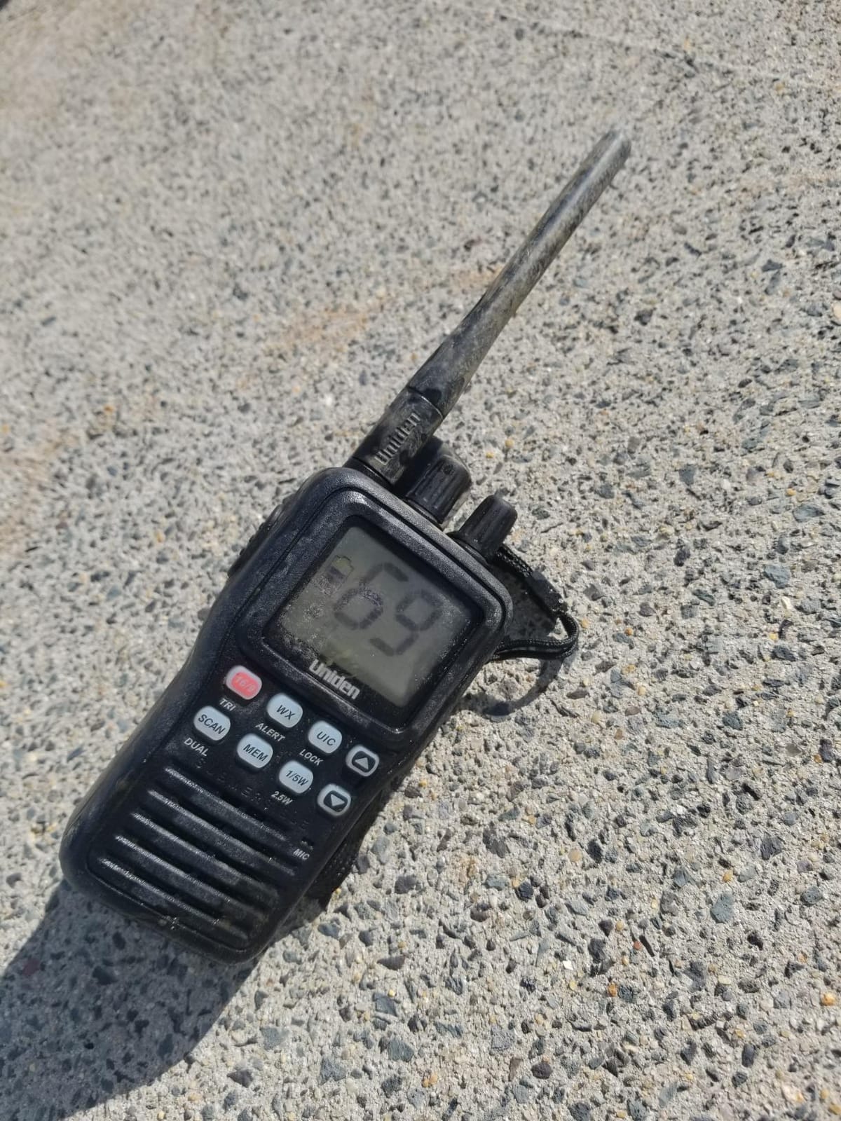 Uniden MHS75 Waterproof Handheld 2-Way VHF Marine radio, Submersible, Selectable 1/2.5/5 Watt Transmit Power. All USA/International and Canadian Marine Channels - Color Black customer photo 2