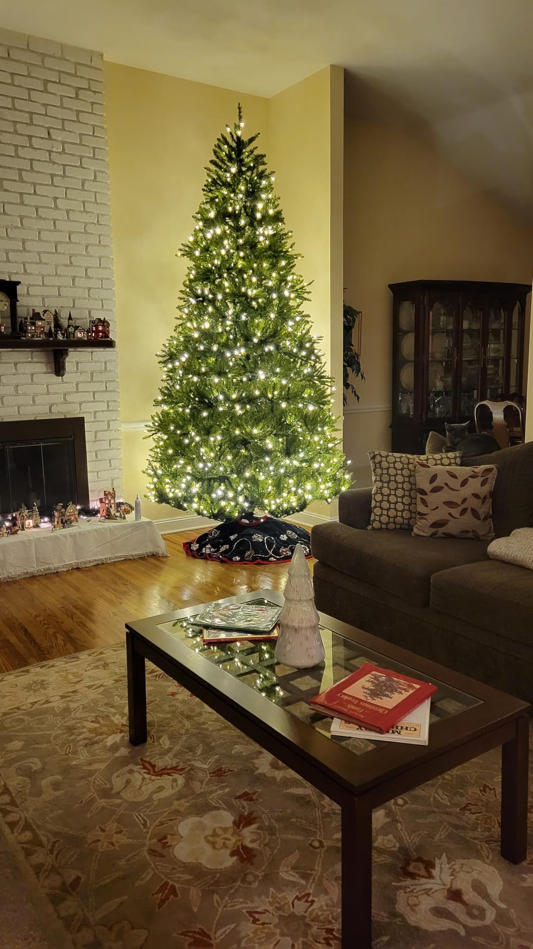 National Tree Company 7.5ft Pre-Lit Dunhill Fir Artificial Christmas Tree, 700 LED Lights, 10 Light Functions, 2,514 Tips, Foot Pedal, Includes Stand customer photo 1