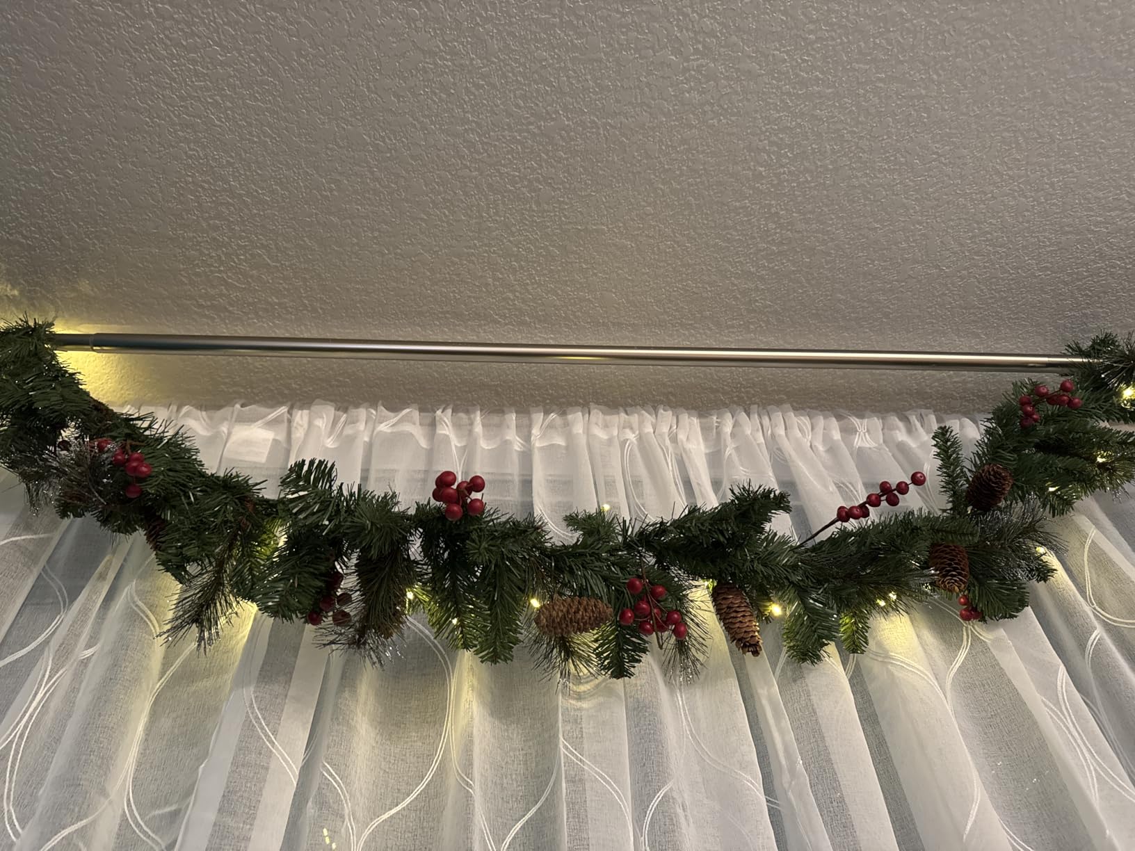National Tree Company 9 ft Pre-Lit Crestwood Spruce Artificial Christmas Garland, Christmas Decoration with Glitter, Pinecones, Red Berries, 50 Warm White LED Lights, 180 Tips, Timer, Green customer photo 1