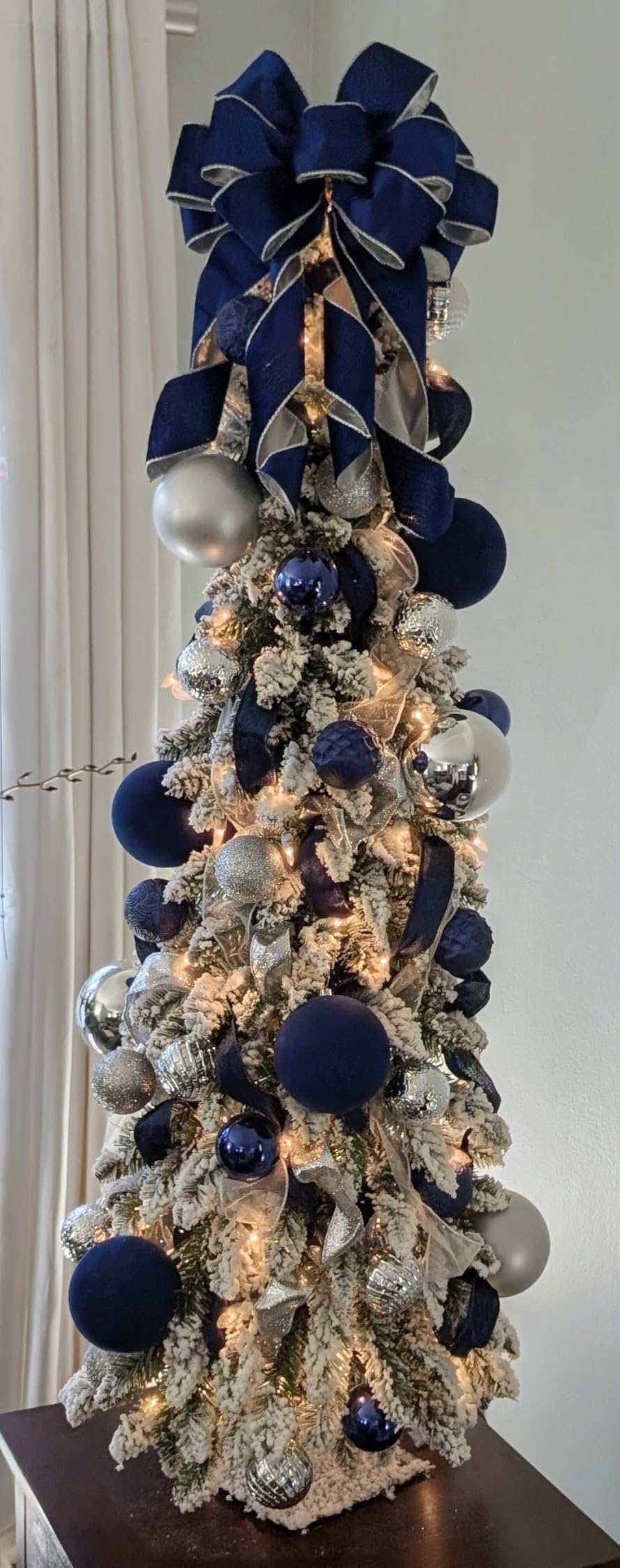 National Tree Company 3ft Pre-Lit Flocked Downswept Christmas Forestree | 50 Clear Lights, 198 Tips, Mini Artificial Christmas Tree, Metal Plate Base, Green customer photo 1