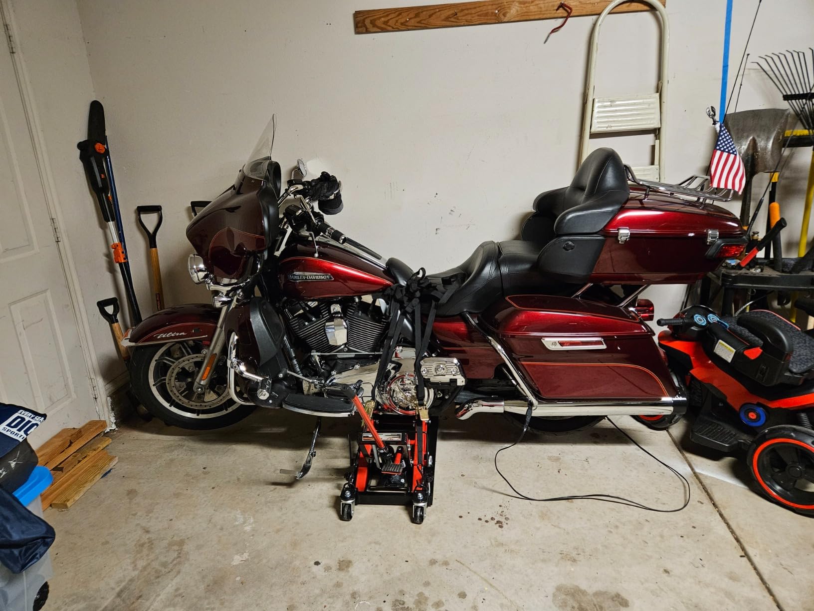 VIVOHOME 1500 LBS Hydraulic Motorcycle Lift Jack | Heavy-Duty Steel ATV Lift Stand with Wheels & Handle, for Motorcycles, Dirt Bikes, ATVs (Red) customer photo 1