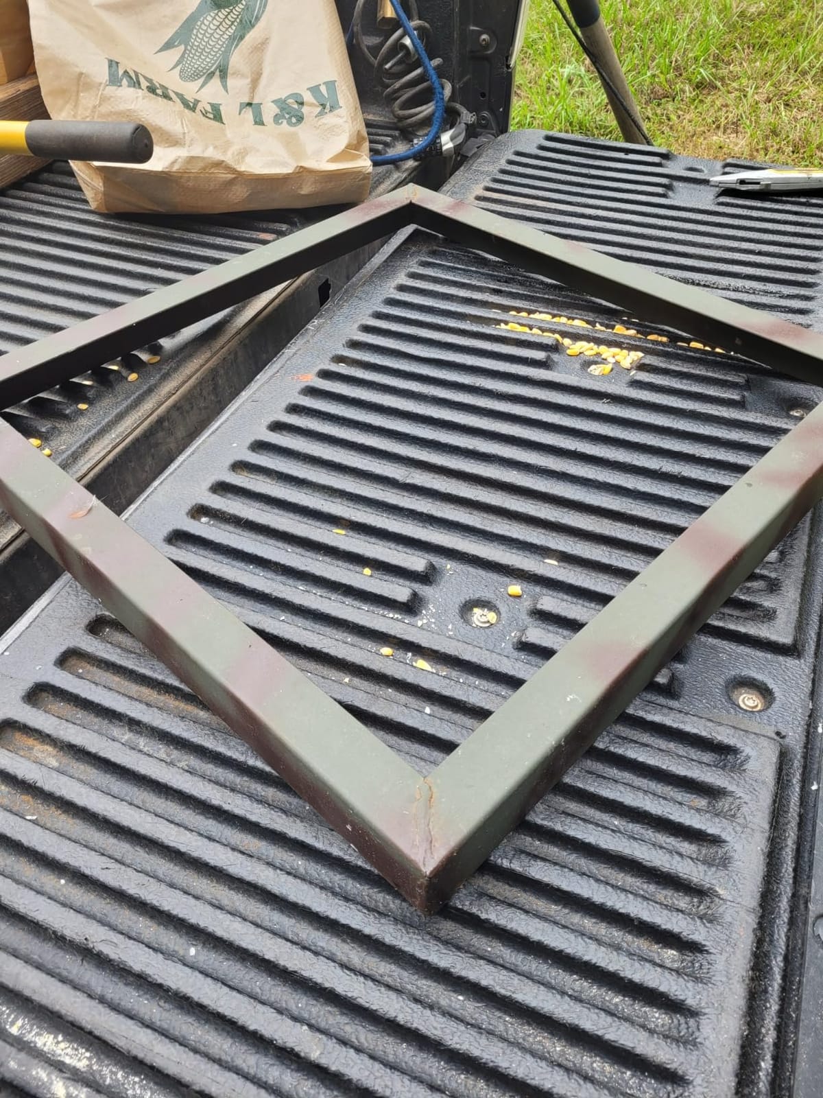 Banks Outdoors Gravity Fed Post Mounted Weatherproof Feed Bank Deer and Game Hunting Feeder with 150 Pound Capacity, Green customer photo 1