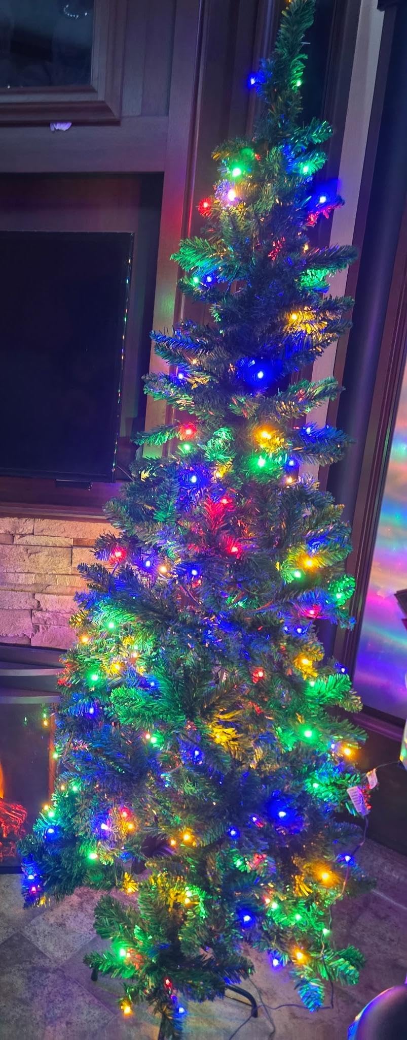 Goplus 6.5FT Prelit Pencil Christmas Tree, Premium Hinged Fir Tree, with 250 LED Lights and Solid Metal Stand, Easy Assemble, Ideal Xmas Decor for Home and Office customer photo 2