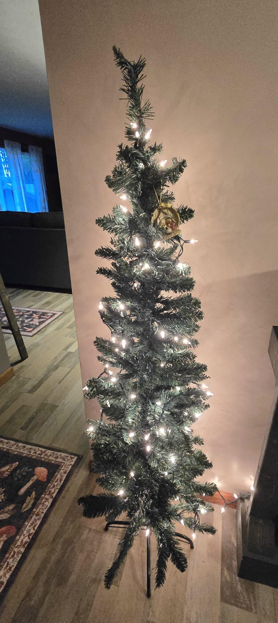 Giantex Green Artificial Pencil Christmas Tree, Premium Hinged Pine Tree with Solid Metal Legs, Perfect for Home, Shops and Holiday Decoration (5FT) customer photo 2