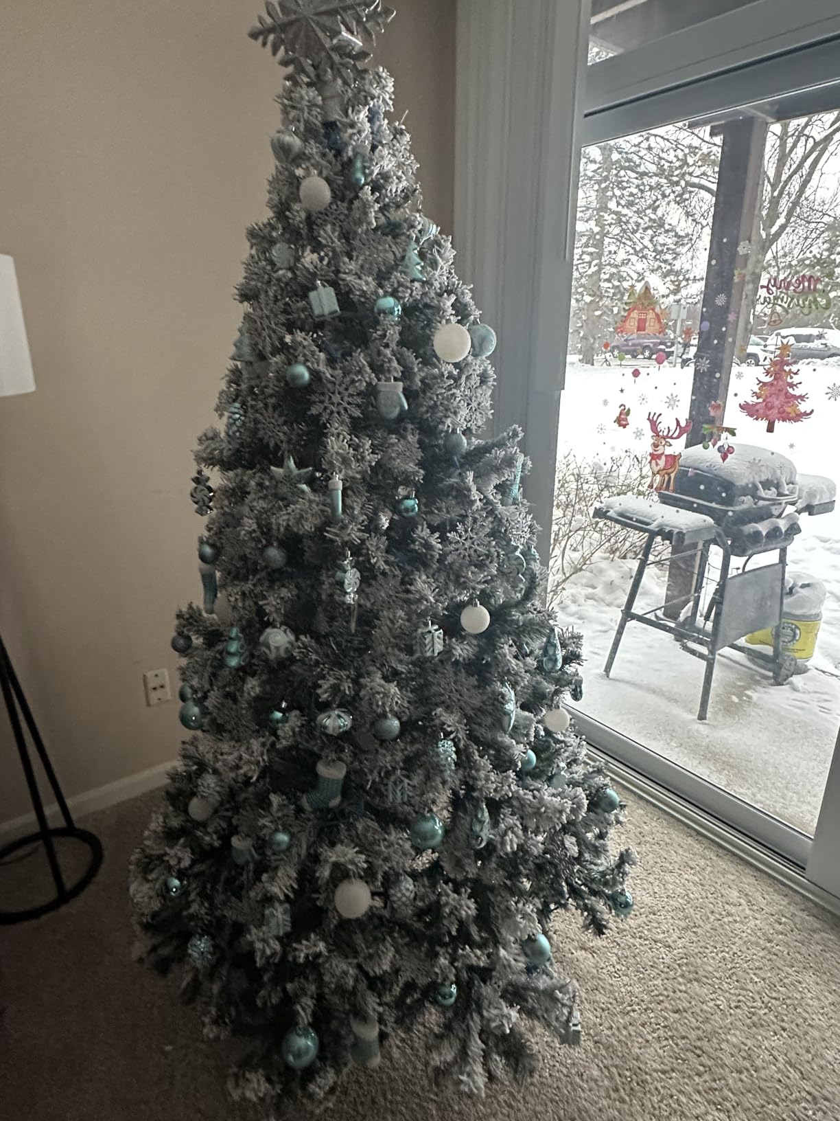 Yaheetech 6ft Pre-Lit Snow Flocked Artificial Christmas Tree, 250 Warm White LED Lights, 820 PVC Tips, Foldable Steel Stand customer photo 1