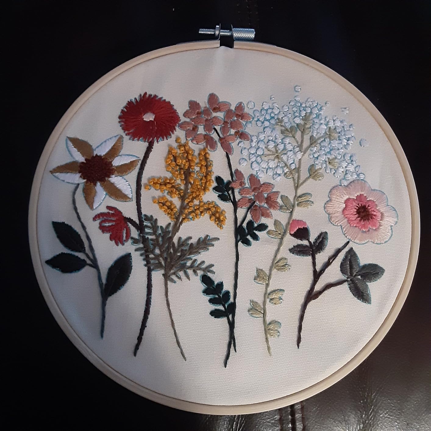 Picoey Embroidery Starters Kit with Pattern for Beginners, 4 Pack Cross Stitch Kits, 2 Wooden Embroidery Hoops,Scissors,Needles and Color Threads,Needlepoint Kit for Adults customer photo 1