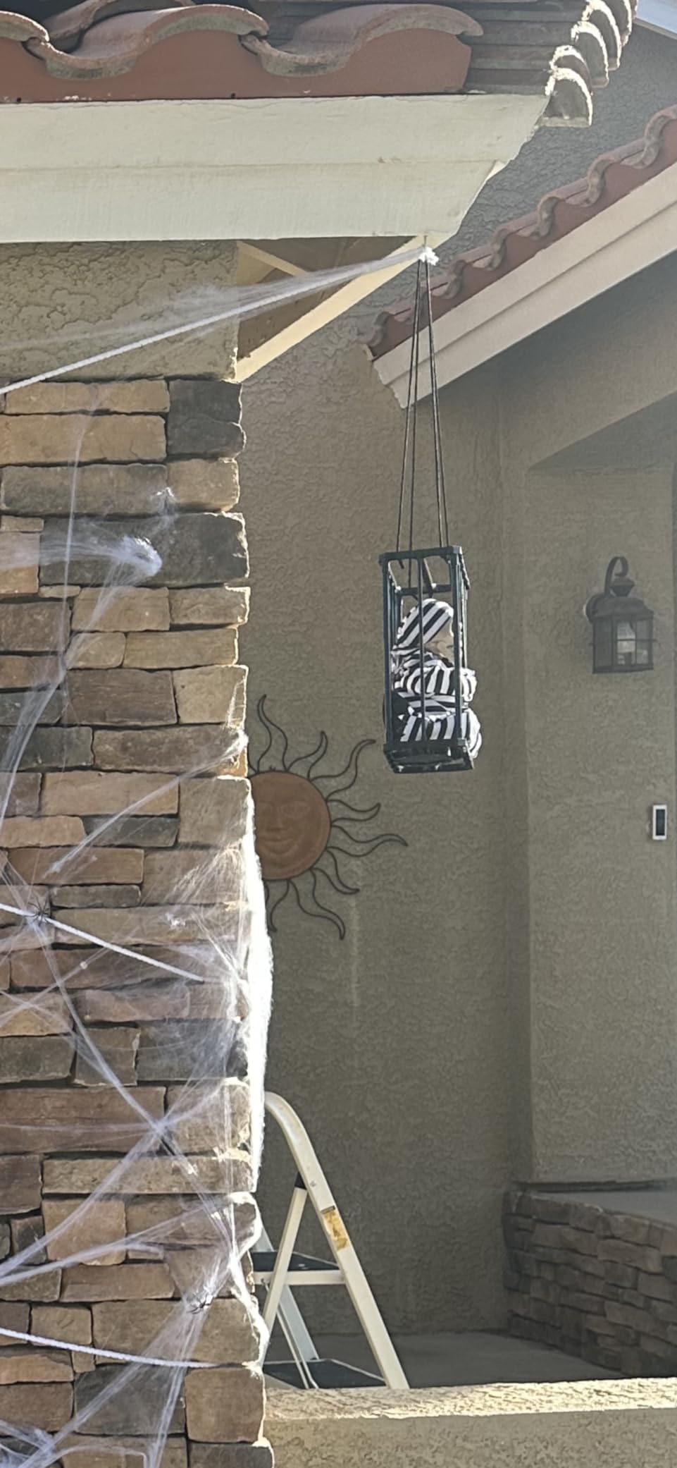 Animated Halloween Decorations with Infrared Sensor, Skull Prisoner - Screaming Sound Effects; Glowing Red Eye; Infrared-activated Scare Experience; Haunted House Atmosphere; Indoor & Outdoor Use customer photo 2