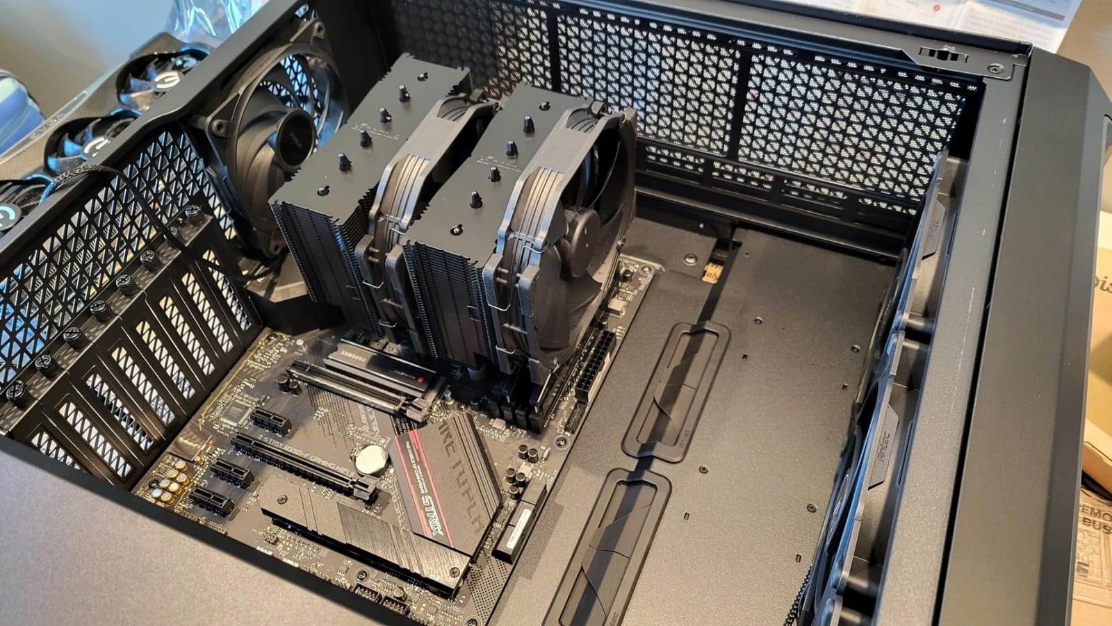 ROG Strix B550-F Gaming WiFi II AMD AM4 (3rd Gen Ryzen) ATX Gaming Motherboard, PCIe 4.0, WiFi 6E, 2.5Gb LAN, BIOS Flashback customer photo 1