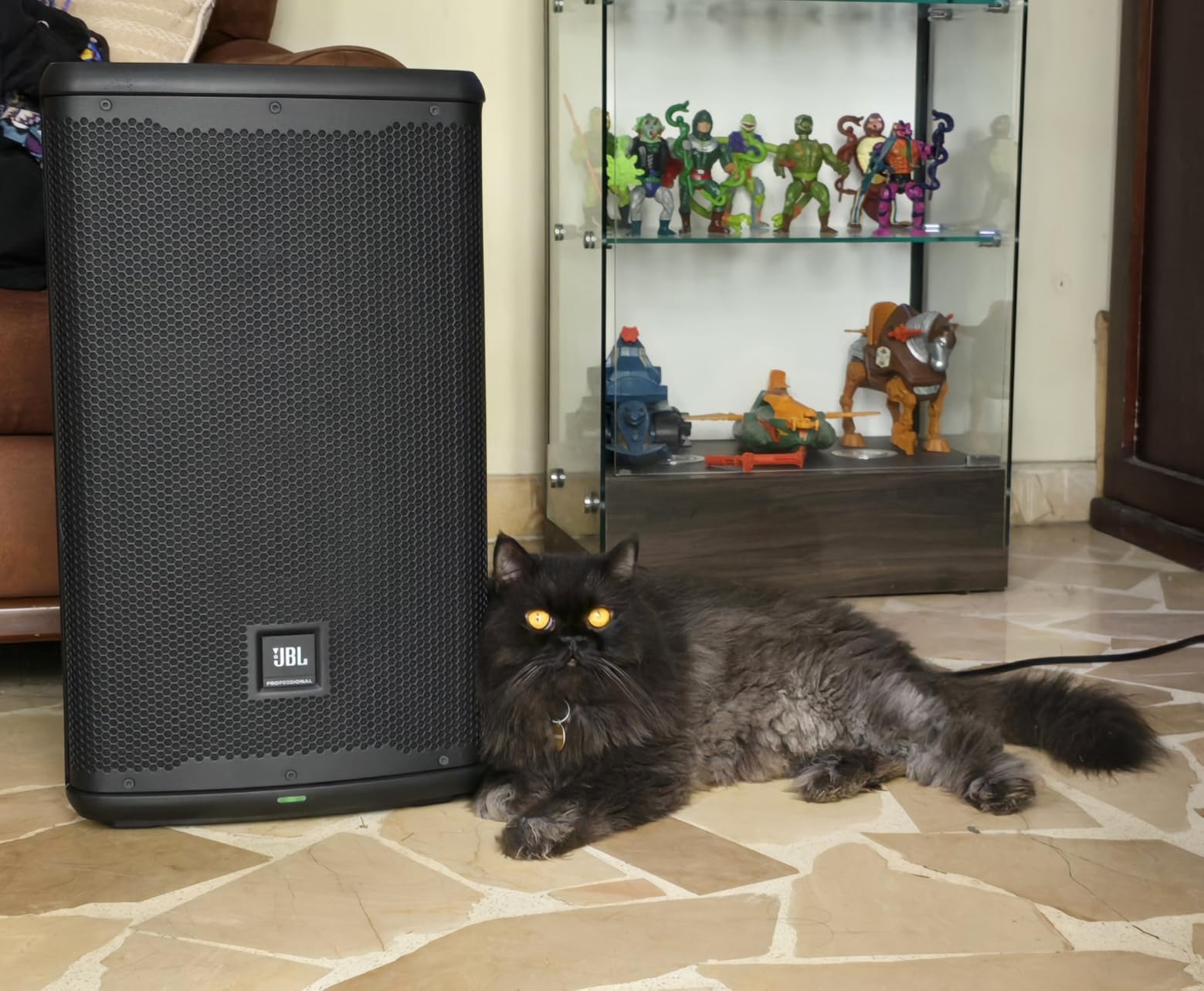 JBL Professional EON712 Powered PA Speaker, 12 inch, 1300 Watt, Black customer photo 2
