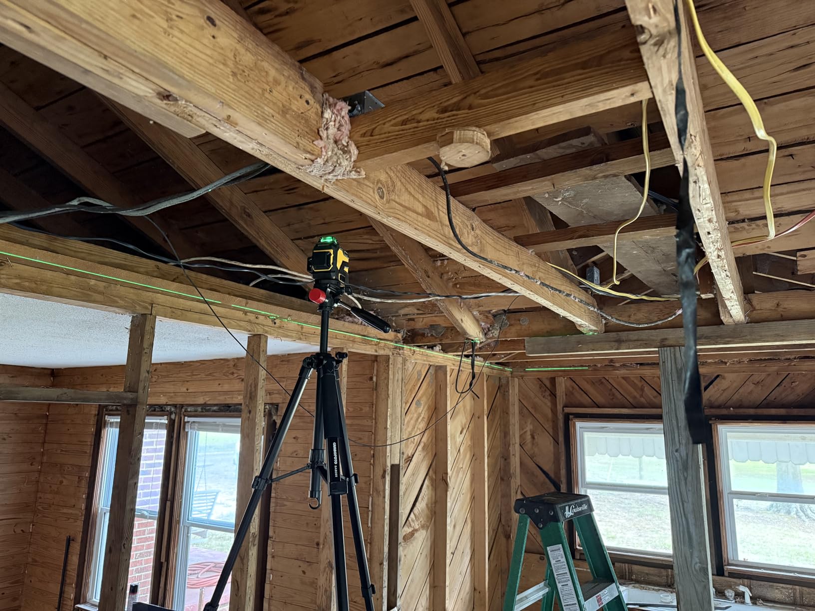 IKOVWUK Laser Level with 12 Green Lines, Built-in 5200 mAh Li-ion Battery, 3x360 Full Coverage for Construction customer photo 1