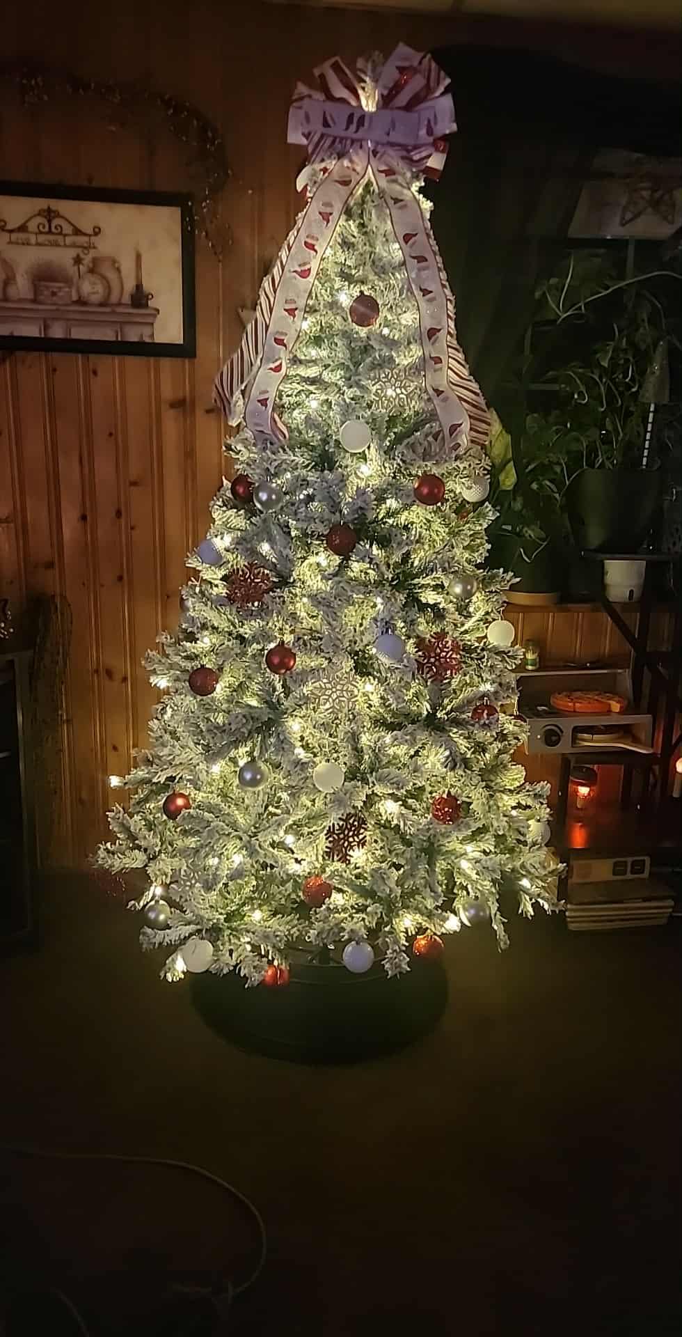 Best Choice Products Pre-Lit Artificial Christmas Tree, 4.5ft Snow Flocked Design Pine Tree, Full Appearance Snowy w/Easy Assembly, Metal Stand customer photo 2