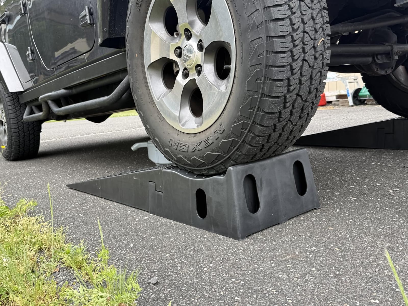 MaxxHaul 50709 Detachable Extendable Car Ramp Set, Portable Car Ramps With 3,250 lbs Maximum Weight Capacity Per Ramp 6,500 lbs Per Pair customer photo 2