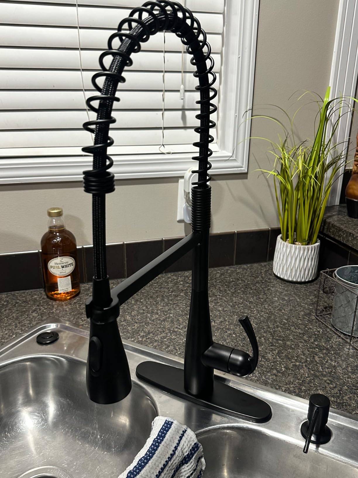 Moen Essie Matte Black One-Handle High Arc Pre-Rinse Spring Pulldown Kitchen Faucet with Power Clean, 87814BL customer photo 1