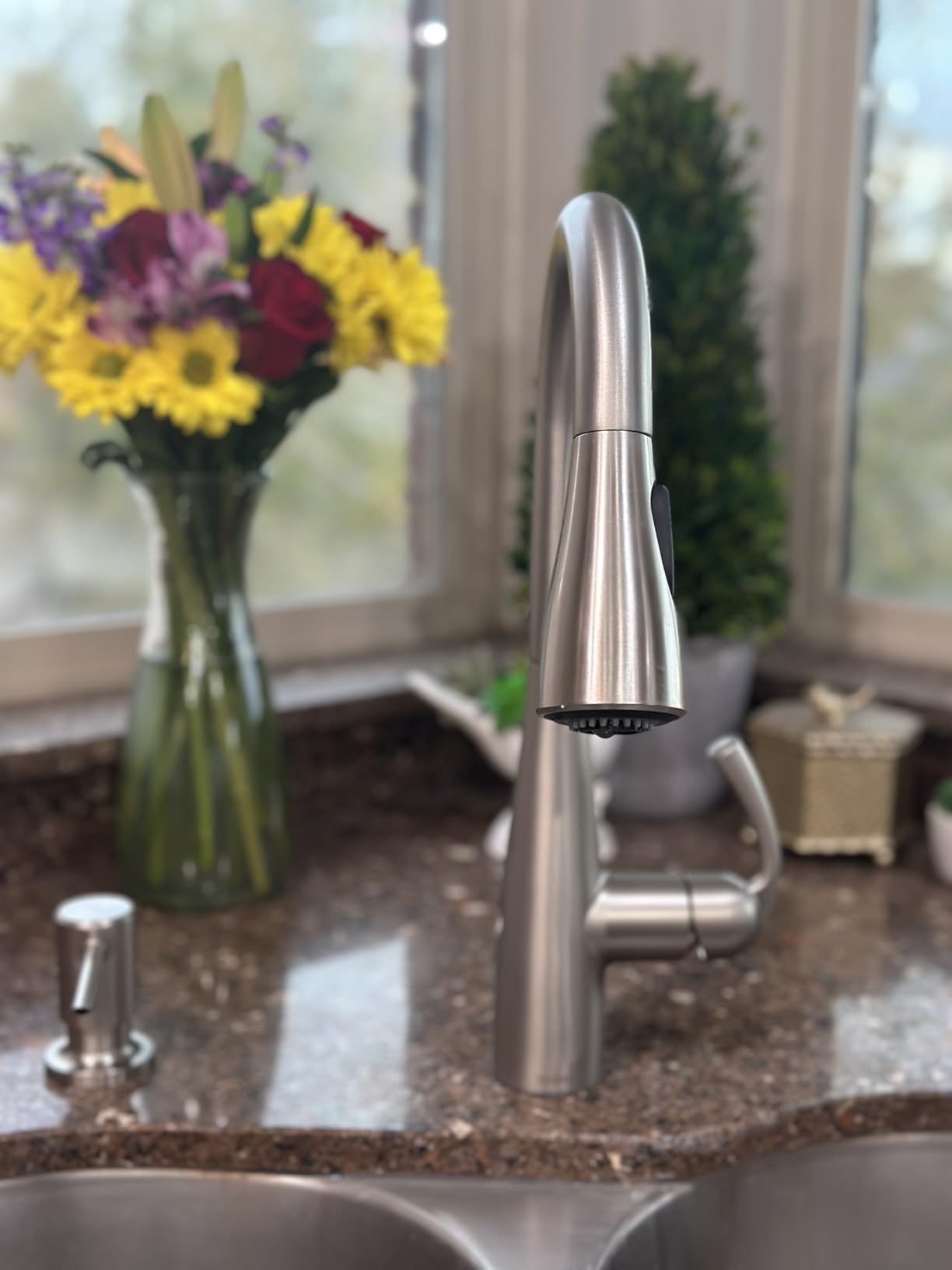 Moen Essie Matte Black MotionSense Wave One-Handle Touchless Kitchen Faucet with Pulldown Sprayer and Soap Dispenser, 87014EWBL customer photo 1