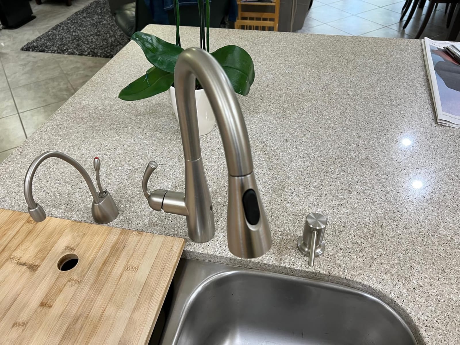 Moen Essie Matte Black MotionSense Wave One-Handle Touchless Kitchen Faucet with Pulldown Sprayer and Soap Dispenser, 87014EWBL customer photo 2