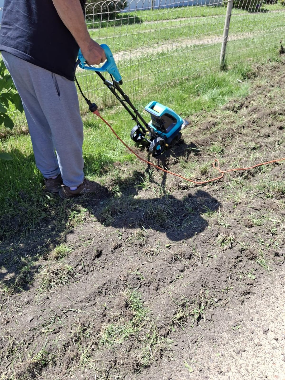 12'' 10.5AMP Corded Electric Garden Roto Tiller Cultivator Powerful | Electric front tine tiller lightweight, Metal baffle, Overload protected, Tills hard clay soil smooth, Easy (dis)assemble customer photo 2