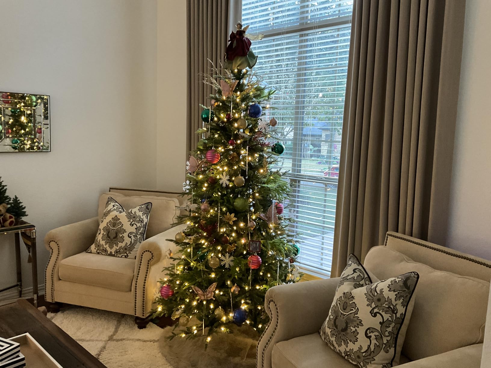 Hykolity 9 ft Prelit Christmas Tree with Realistic PE Foliage | 600 Warm White Led Lights, 5,179 Mixed PE and PVC Tips, Hinged Design and Sturdy Metal Stand customer photo 1