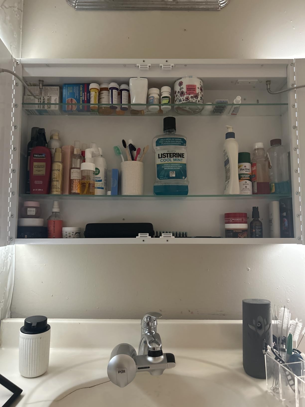 Hasuit Lighted Medicine Cabinet with Mirror, Wall Mounted Bathroom Mirror with Storage, 2 Doors Bathroom Wall Cabinet with LED Lights, 31.5'' x 23.6'' customer photo 1