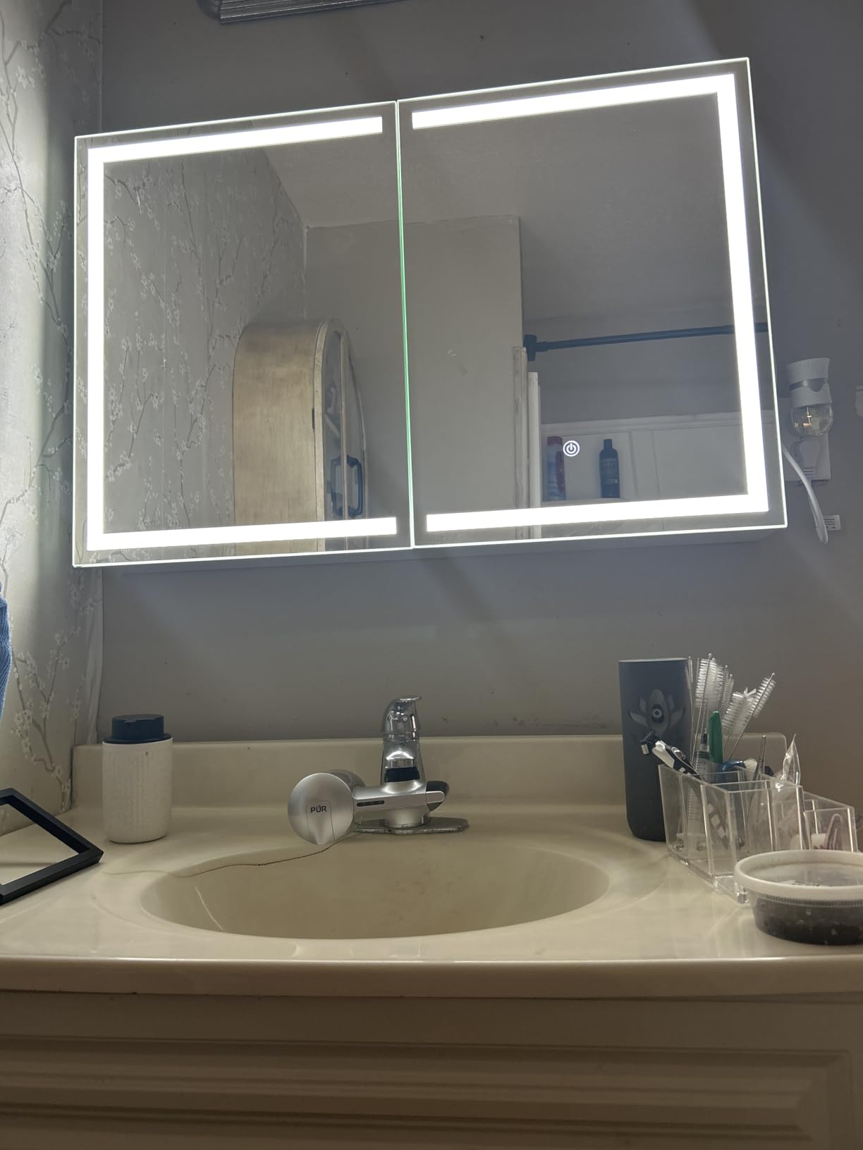 Hasuit Lighted Medicine Cabinet with Mirror, Wall Mounted Bathroom Mirror with Storage, 2 Doors Bathroom Wall Cabinet with LED Lights, 31.5'' x 23.6'' customer photo 2