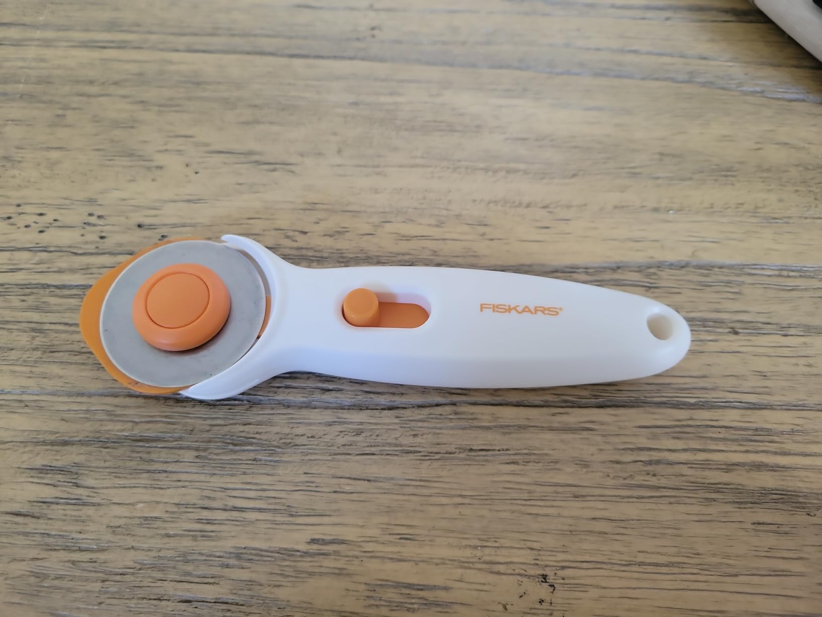 Fiskars 45mm Rotary Cutter for Fabric, Premium Steel Stick Fabric Cutter Cuts Through Multiple Layers, Right and Left Handed, Easy and Safe Blade Change, Arts and Crafts, Sewing and Quilting Tools customer photo 1
