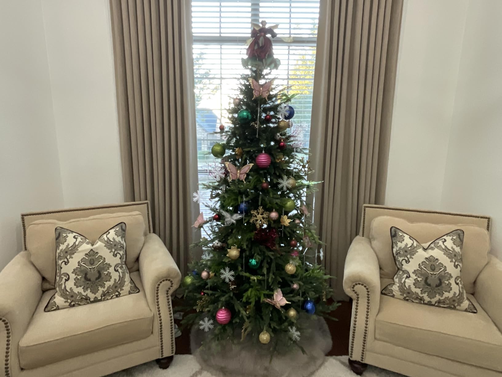 Hykolity 9 ft Prelit Flocked Christmas Tree with Realistic PE Foliage | 5,179 Mixed PE and PVC Tips, 600 Warm White Led Lights, Hinged Design and Sturdy Metal Stand customer photo 1