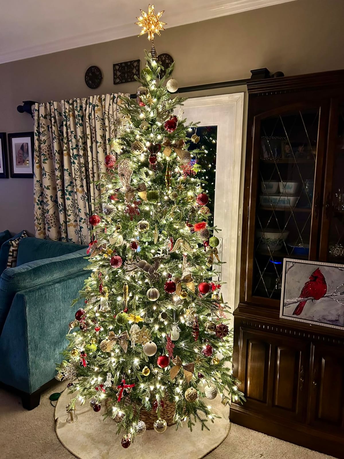 Hykolity 9 ft Prelit Flocked Christmas Tree with Realistic PE Foliage | 5,179 Mixed PE and PVC Tips, 600 Warm White Led Lights, Hinged Design and Sturdy Metal Stand customer photo 2