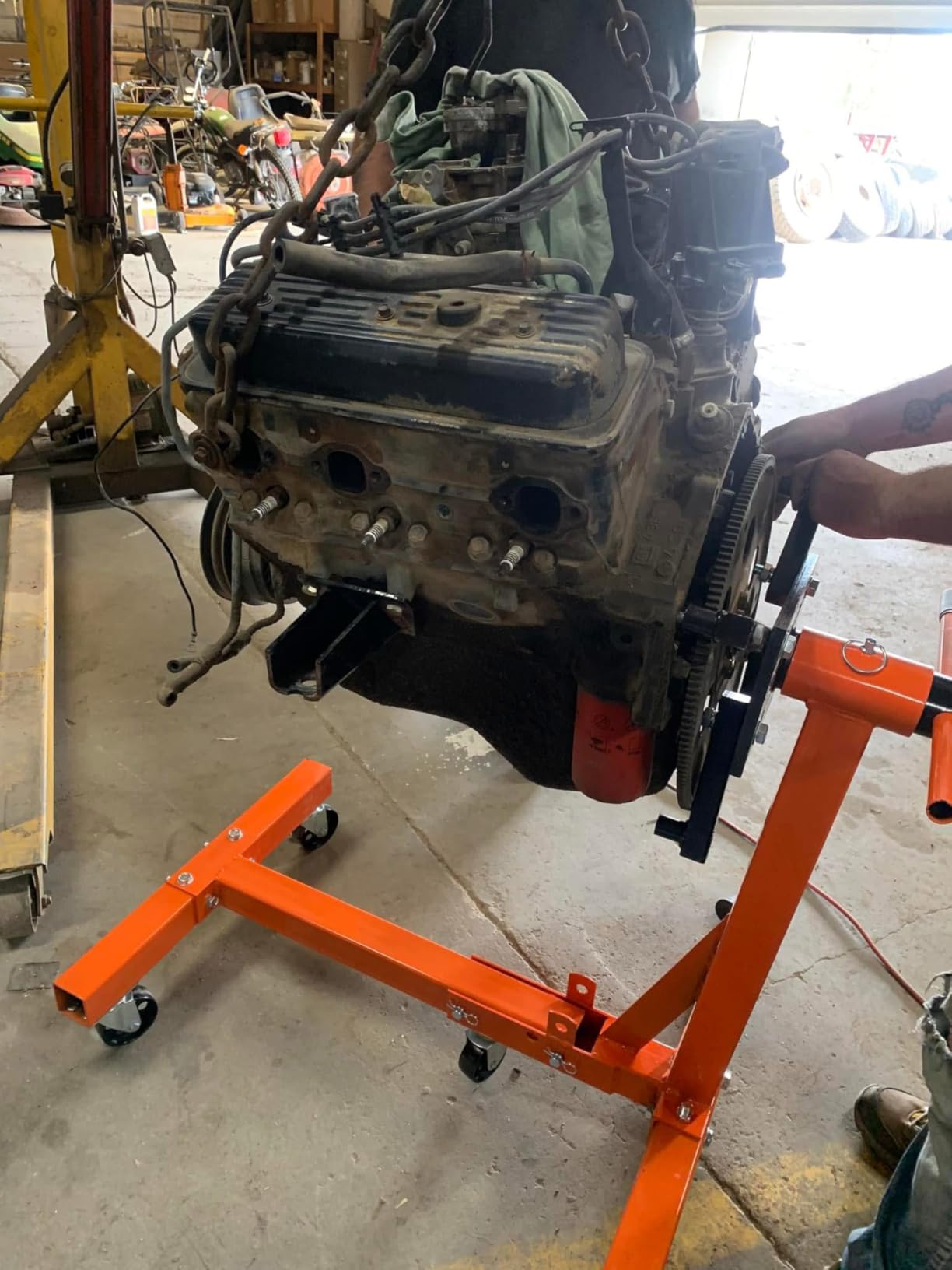 VEVOR Engine Stand 1500 LBS Capacity 360° Rotating Head with 5 Casters | Heavy Duty Steel Motor Stand with 4 Adjustable Arms, Ideal for Engine Repair, Vehicle Maintenance and Auto Workshop Use customer photo 1