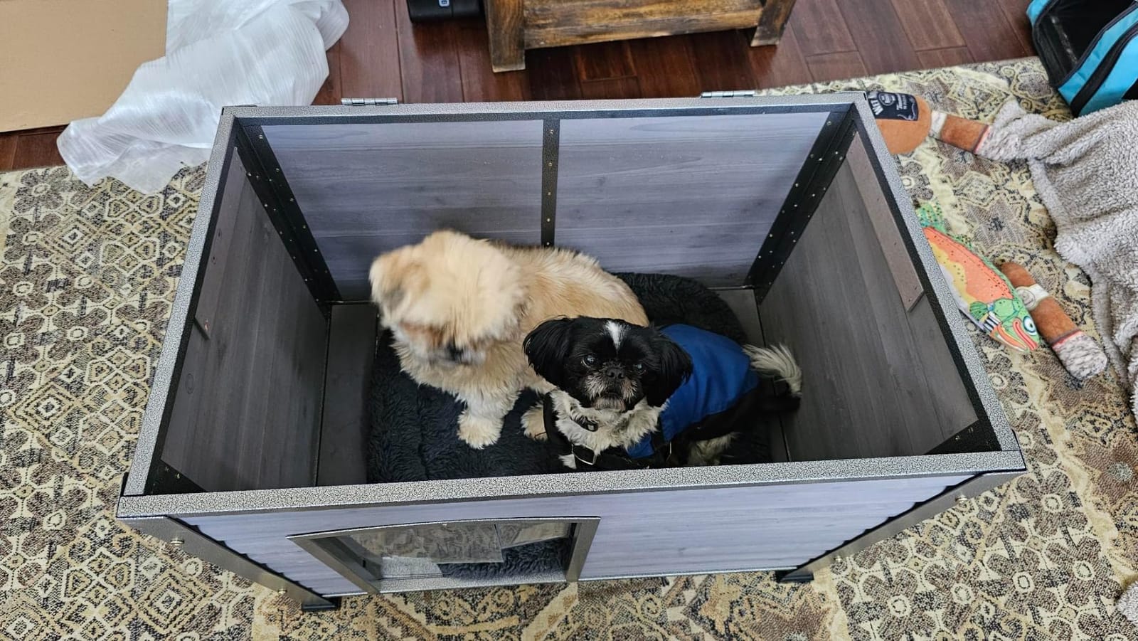 Suumerpety Indoor Outdoor Dog House, Anti-Chewing Iron Frame Dog Kennel, Wood Warm Pets Home, Weatherproof Outside Shelter for Feral Animal 33.5