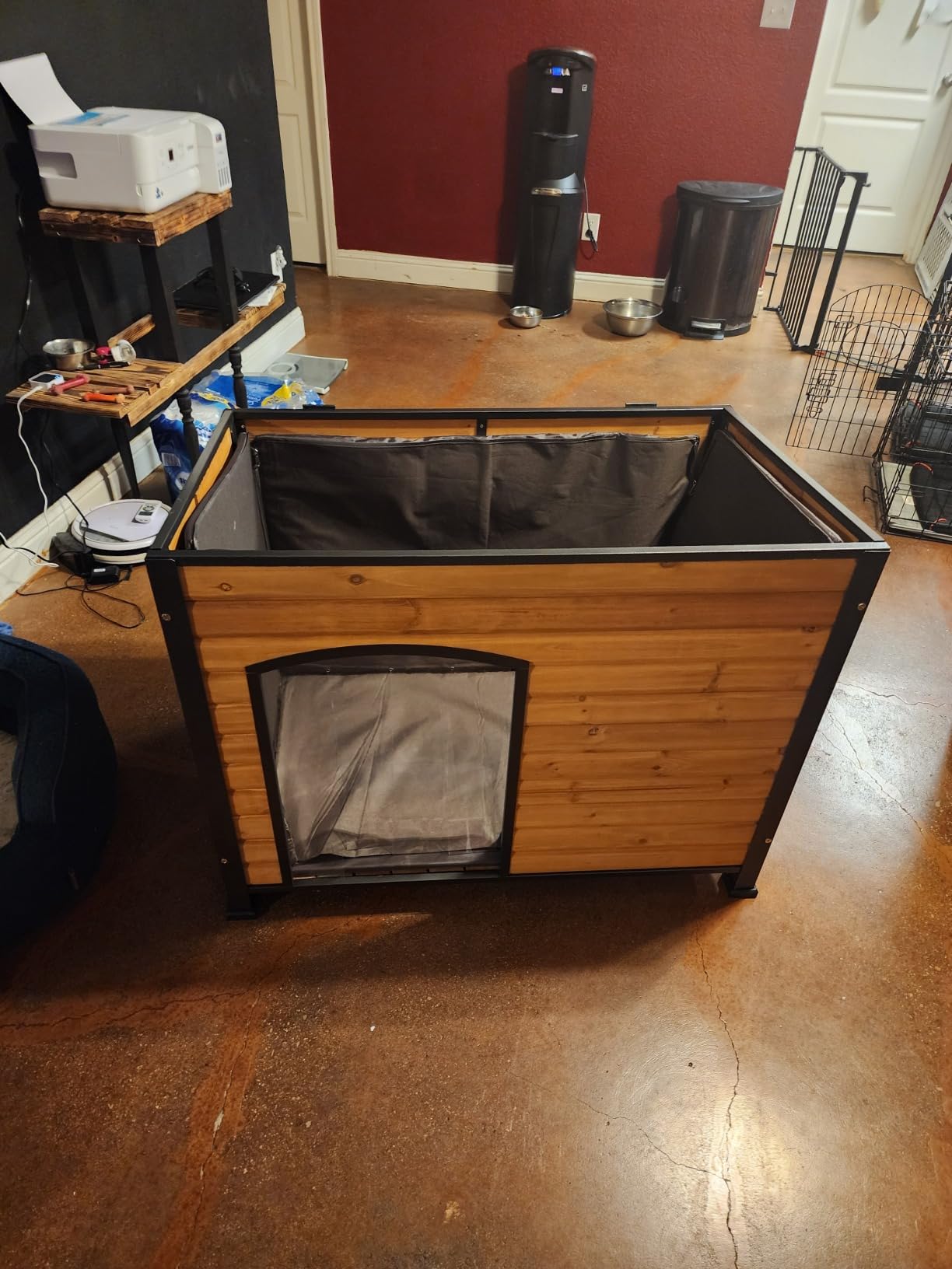 Suumerpety Indoor Outdoor Dog House, Anti-Chewing Iron Frame Dog Kennel, Wood Warm Pets Home, Weatherproof Outside Shelter for Feral Animal 33.5
