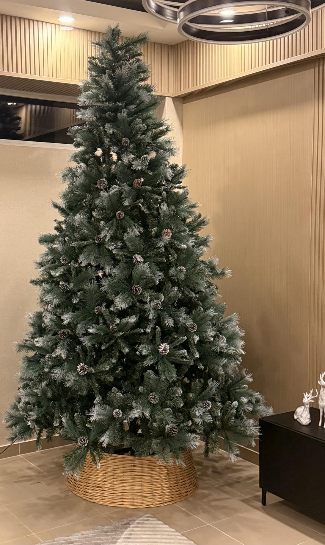 Best Choice Products 7.5ft Pre-Lit Scotch Pine Christmas Tree, Frosted Pre-Decorated, 1,320 Tips, 2-in-1 White and Multicolor LED Lights customer photo 2