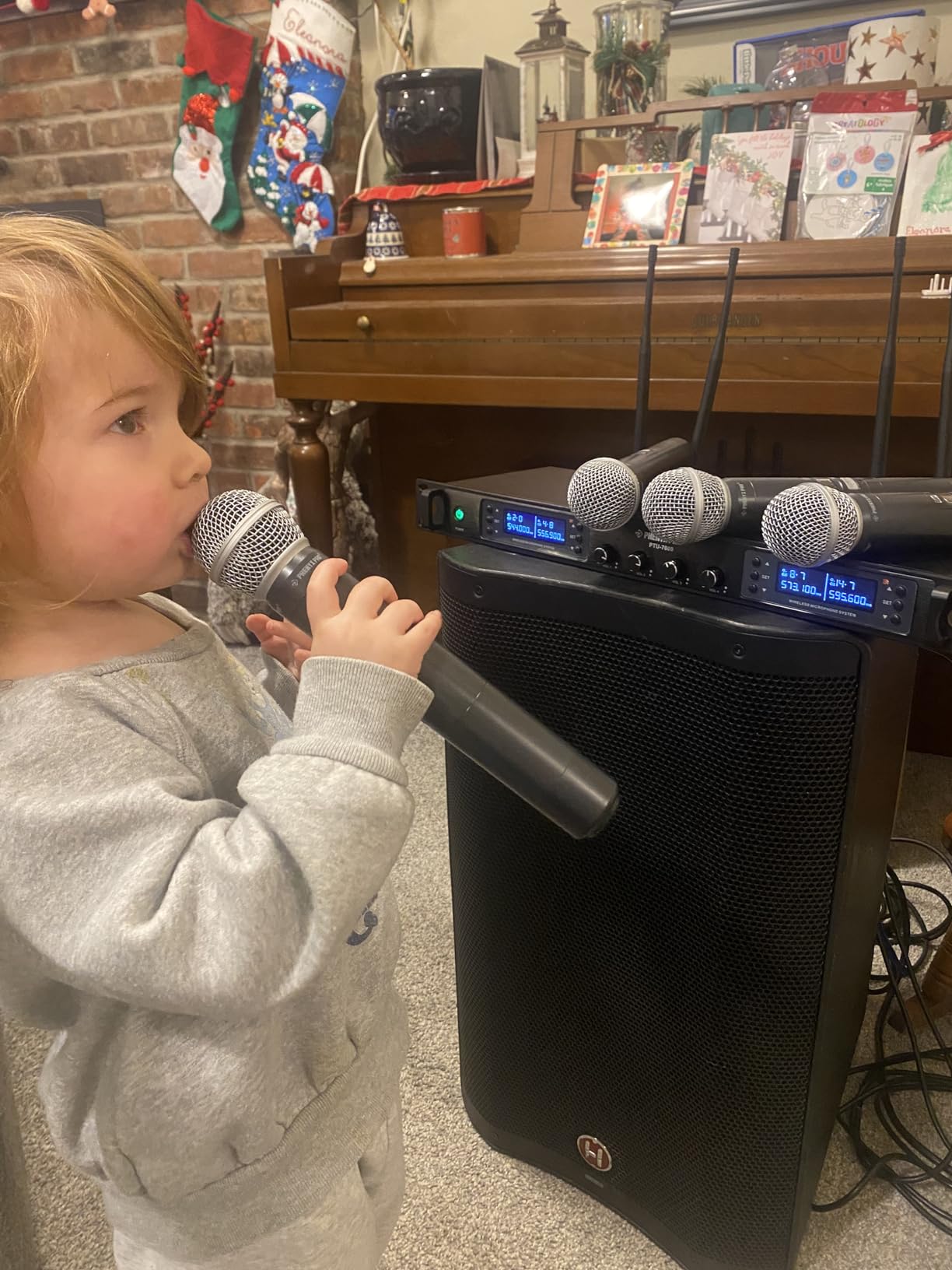 Phenyx Pro Wireless Microphone System, Quad Channel Wireless Mic, w/ 4x40 UHF Frequencies, Auto Scan, 328ft Long Range, 4 Handheld Dynamic Microphone for Singing, Church, Karaoke (PTU-7000-4H) customer photo 1