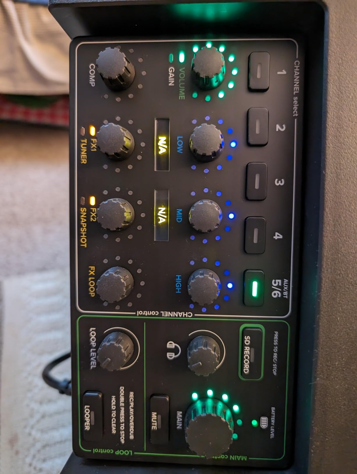 Mackie ShowBox Battery-Powered All-in-One Live Performance Rig with Breakaway Controller, 6-Channel Mixer, 400W Amp, FX, SD Card, Bluetooth and USB-C Interface customer photo 1
